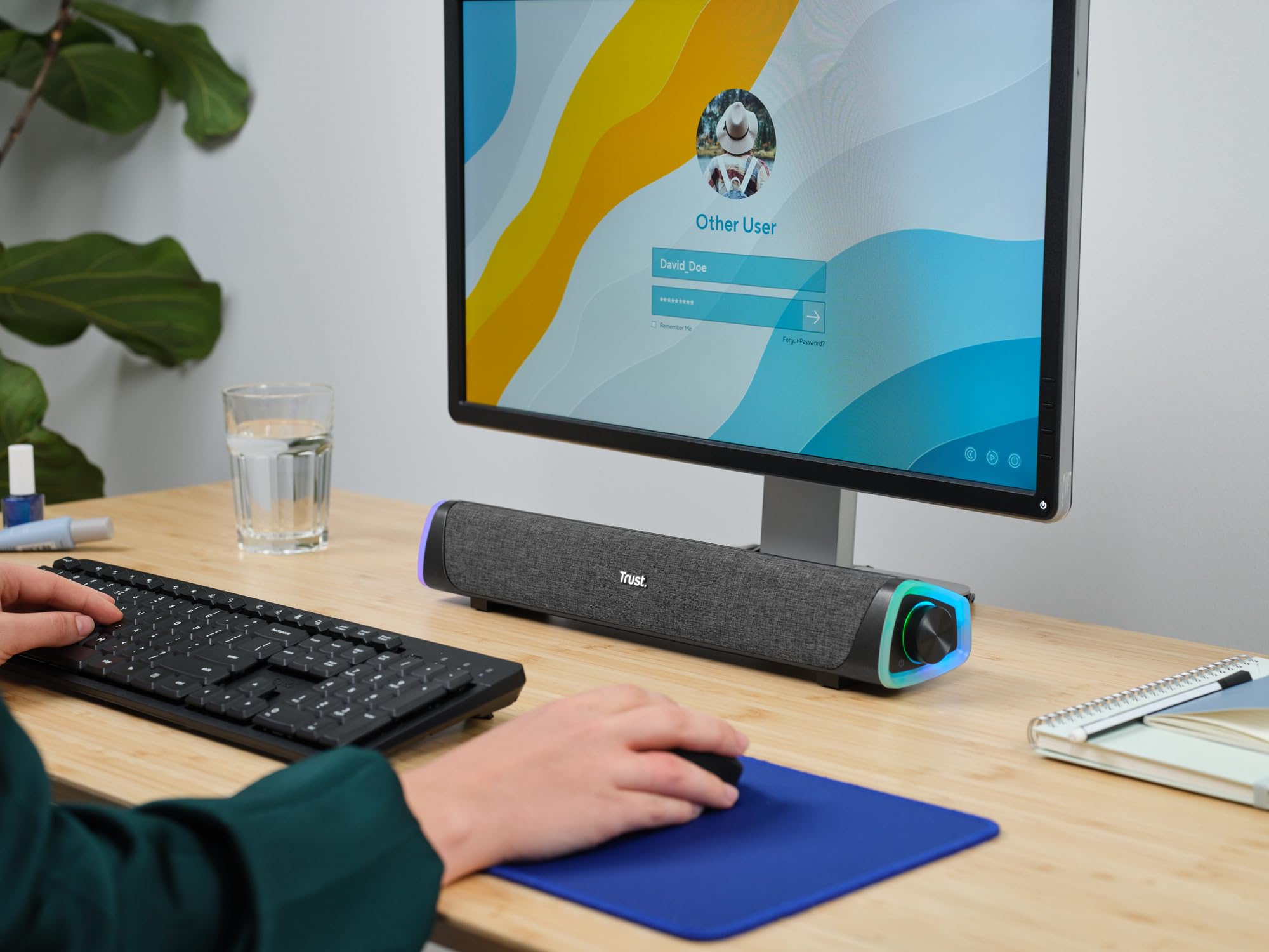 Trust Liro Soundbar do Komputera i Laptopa, Kompaktowy Głośnik Stereo LED RGB Zasilany przez USB, Moc Szczytowa 12W, Połączenie Audio Jack 3,5 mm, Podświetlane Głośniki PC, Czarny