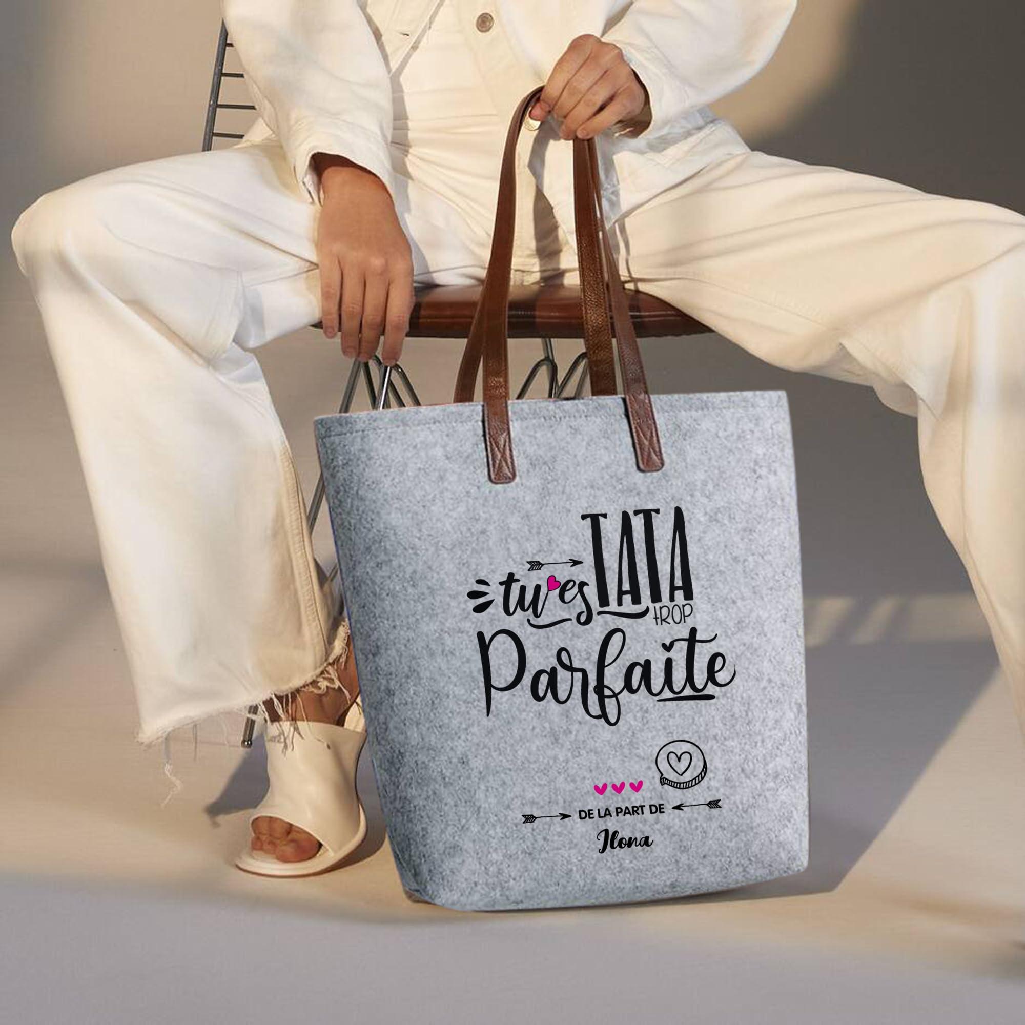 Cadeau - Grand sac en feutre gris et anse en simili cuir marron personnalisé avec prénom - idée cadeau