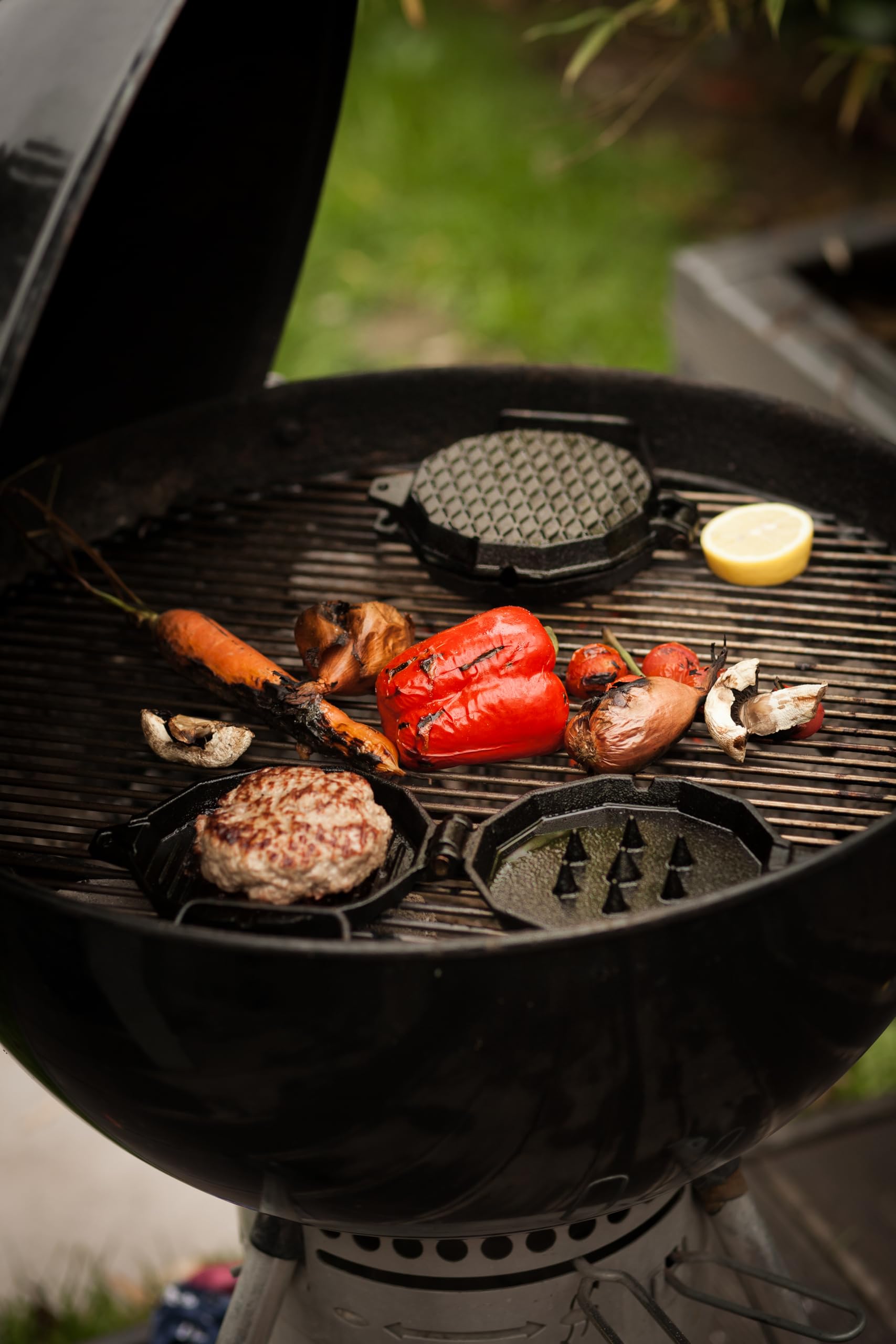 Gusseisen Burgerpfanne mit Deckel - Doppel-Bratpfanne für perfekte Patties - Grillpfanne für BBQ, Smoker & Küche - Vorbehandelte, Hitzebeständige & Extra saftige Pattie-Pfanne (2 Stück)