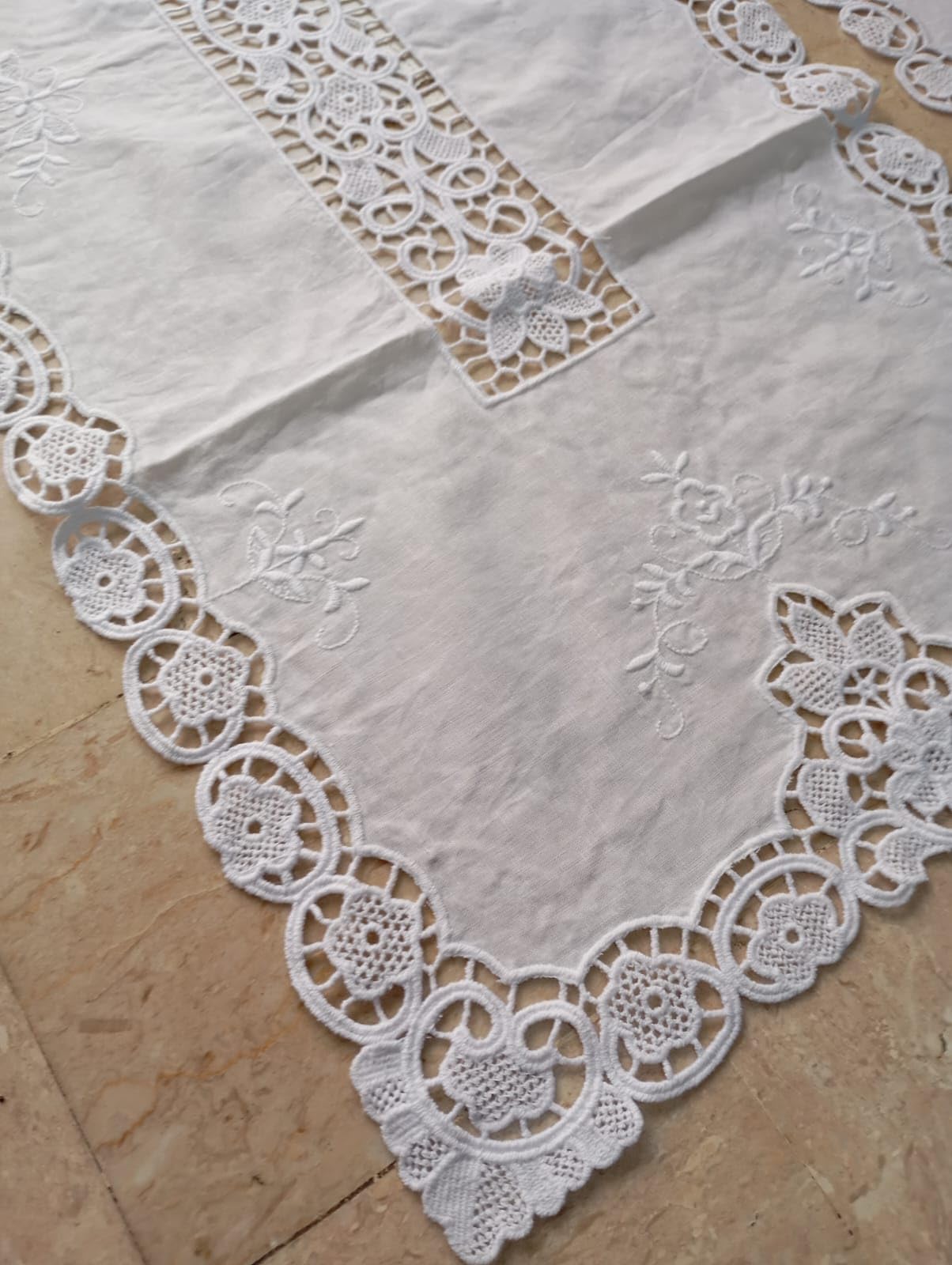 Corredocasa Set Completo Centri 3 Pezzi in Puro Lino Bianco con Ricamo Burano a Mano – Manifattura Italiana – Centro 85x40 cm + 2 Centrini 40x30 cm Adatto a Qualsiasi Ambiente