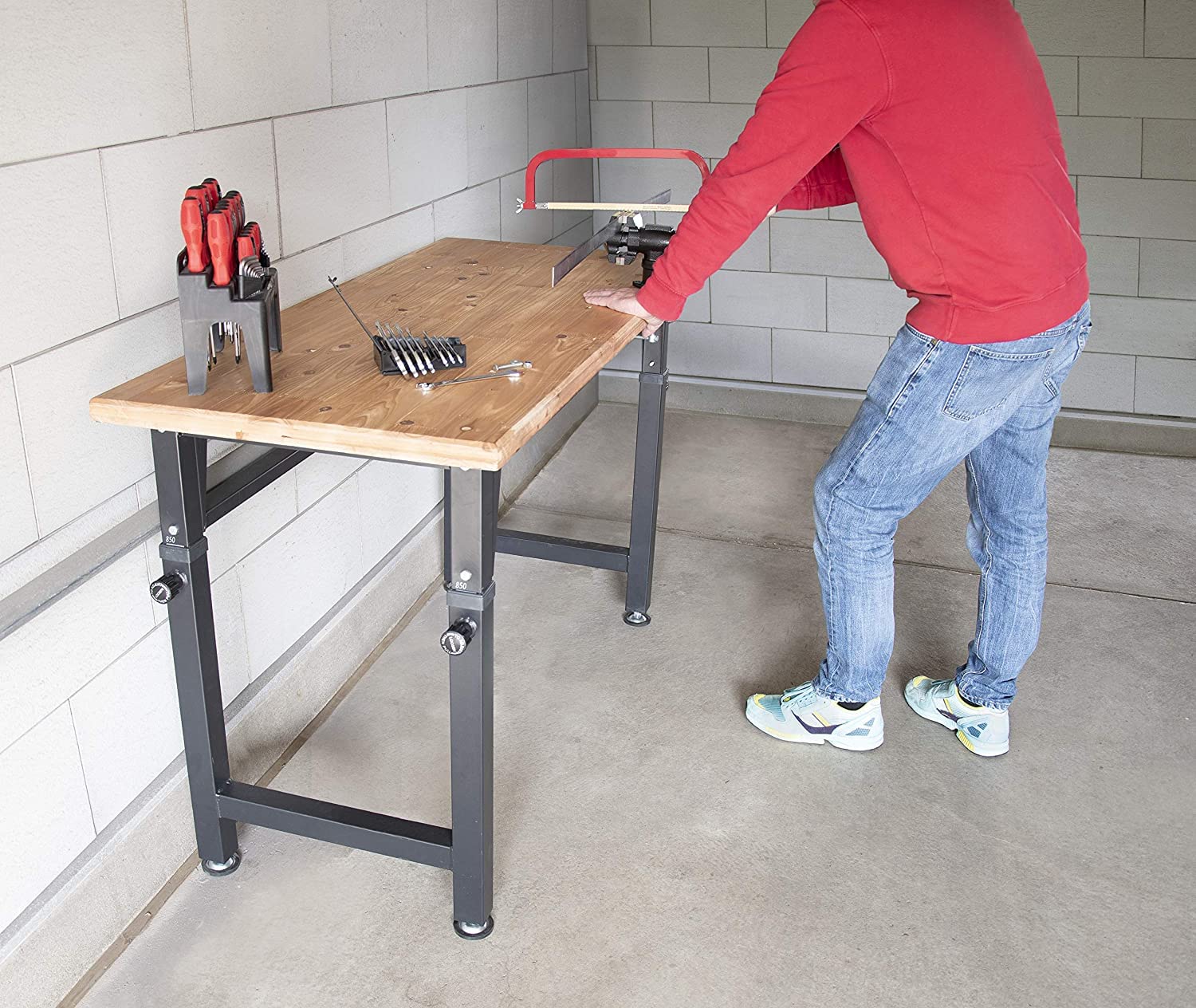 HEMMDAL Werkbank | 200 kg Tragkraft | HxBxT 105 x 135 x 60 cm | 3,5 cm Starke geölte Holzplatte | höhenverstellbar | hochrobust aus pulverbeschichtetem Stahl | Profi-Arbeitstisch | Werktisch