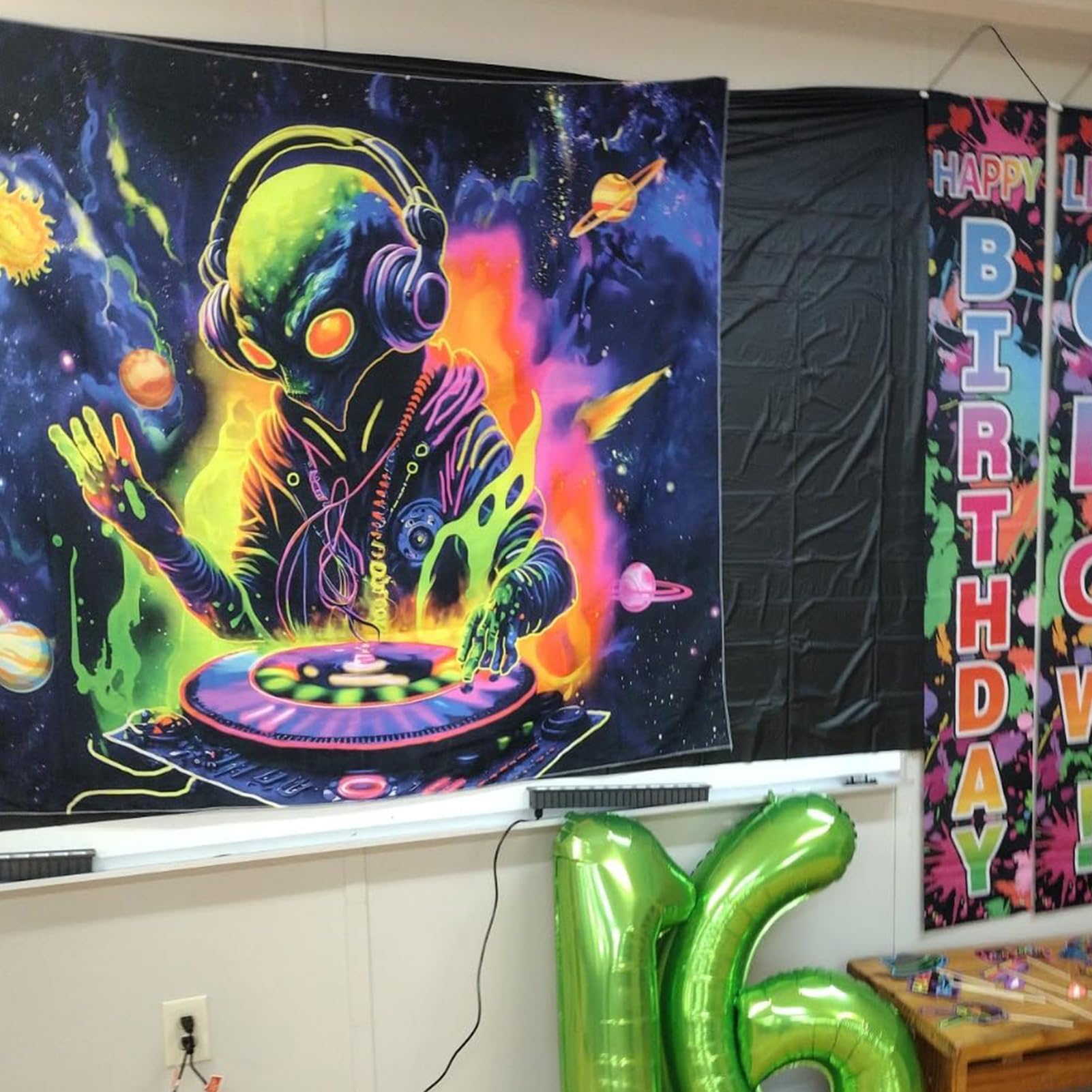 OSVINO Arazzo alieno a luce nera 150x200CM Reattivo ai raggi UV DJ alieno Appeso a parete Arte Arredamento della camera da letto Luna e Sole Poster di pianeti Appeso a parete Arredamento hippy