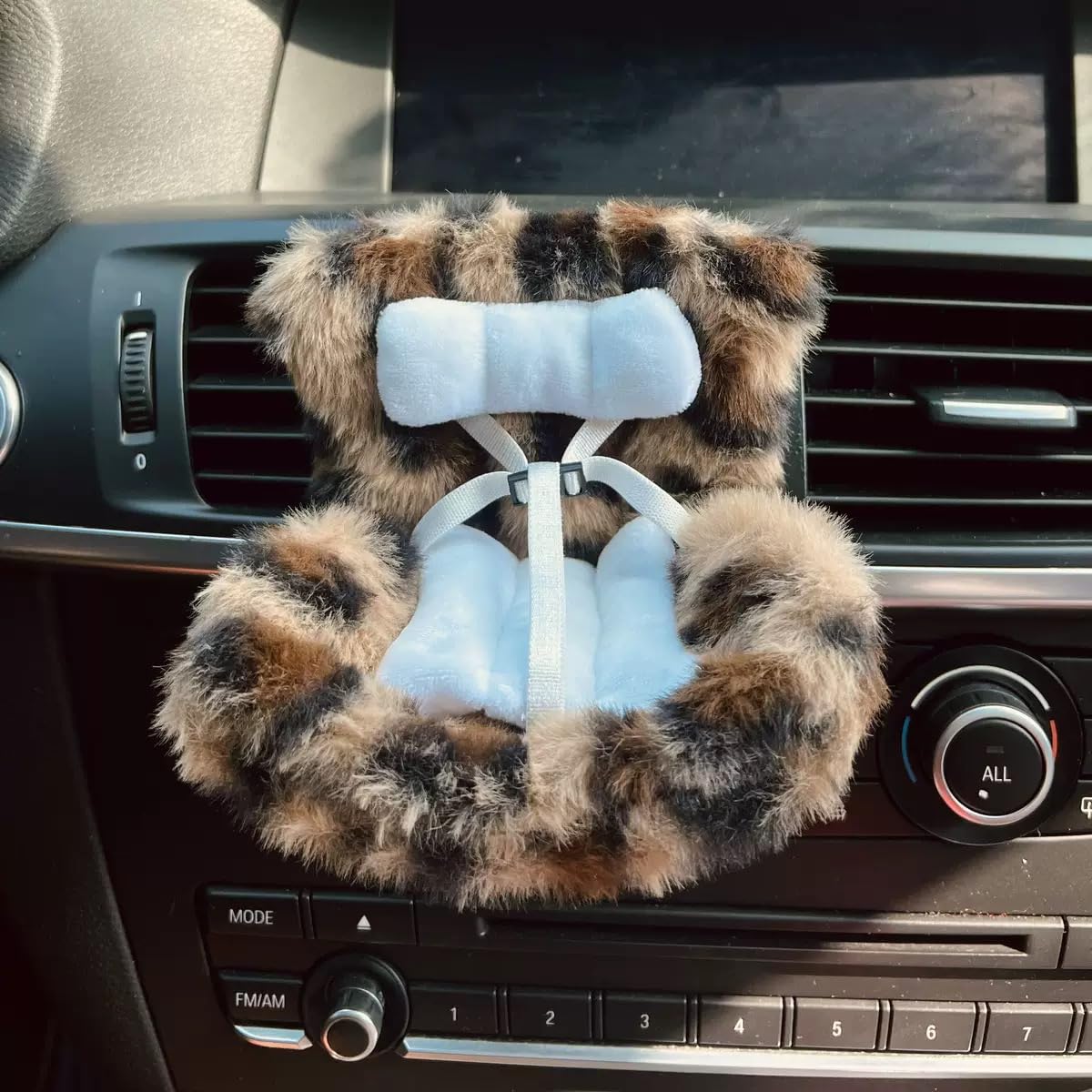 Car Seat for 17cm Dolls with Soft Furry Cushion, Air Vent Clip and Desktop Stand, Cute and Functional Car Ornament for Blind Box Doll Fans and Doll Collectors (Brown Leopard Print)