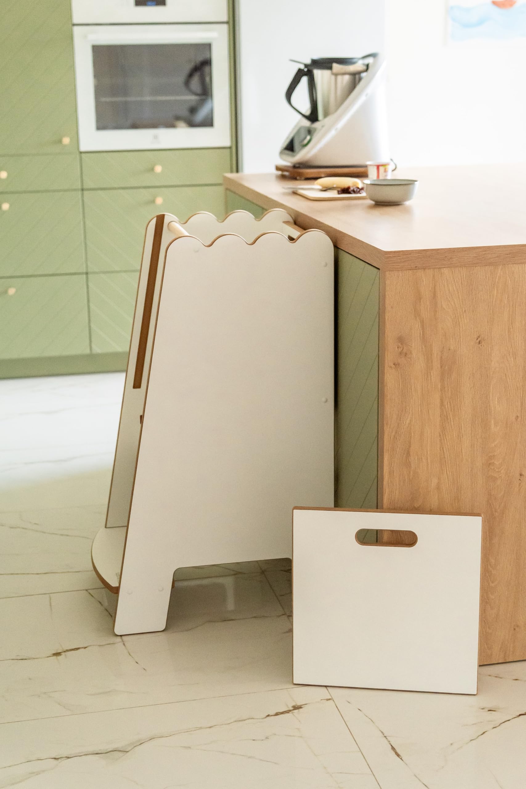 Bubble nie Lernturm mit Rüschen für Kinder – Montessori Kitchen Helper, sicherer Küchenturm, stabil & höhenverstellbar, Holz, ab 1 Jahr