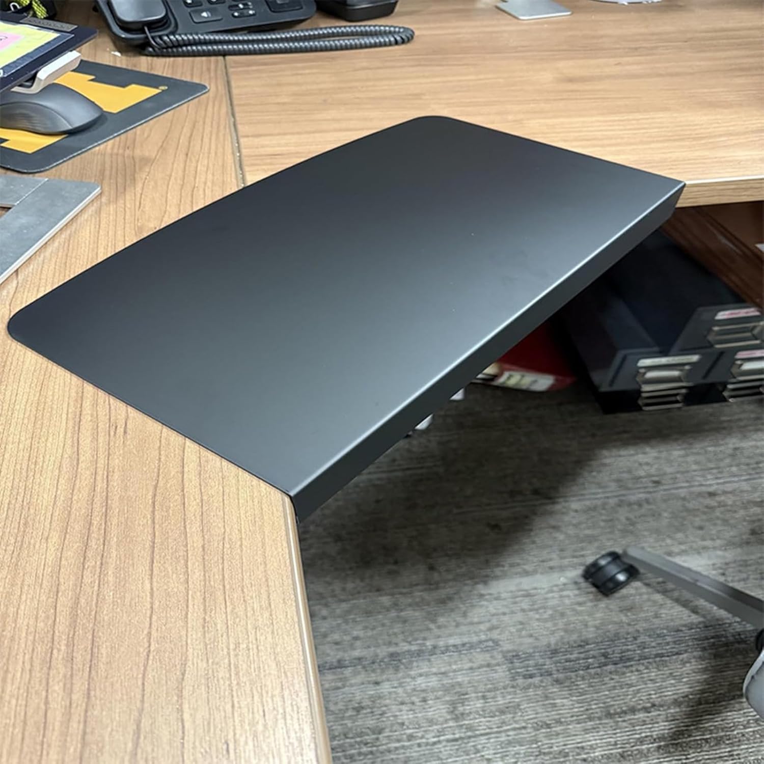 クランプオン式デスクコーナーエクステンダー 人間工学肘置き板 スチール製高耐久 モニターホルダーアダプター対応 作業スペース拡張