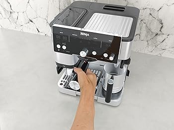 Ninja Luxe Essential Cafetera 2 en 1 para latte, cappuccino y espresso con molinillo y espumador de leche integrados, fácil de usar y 2 preajustes automáticos de espuma, plata, ES501EU1