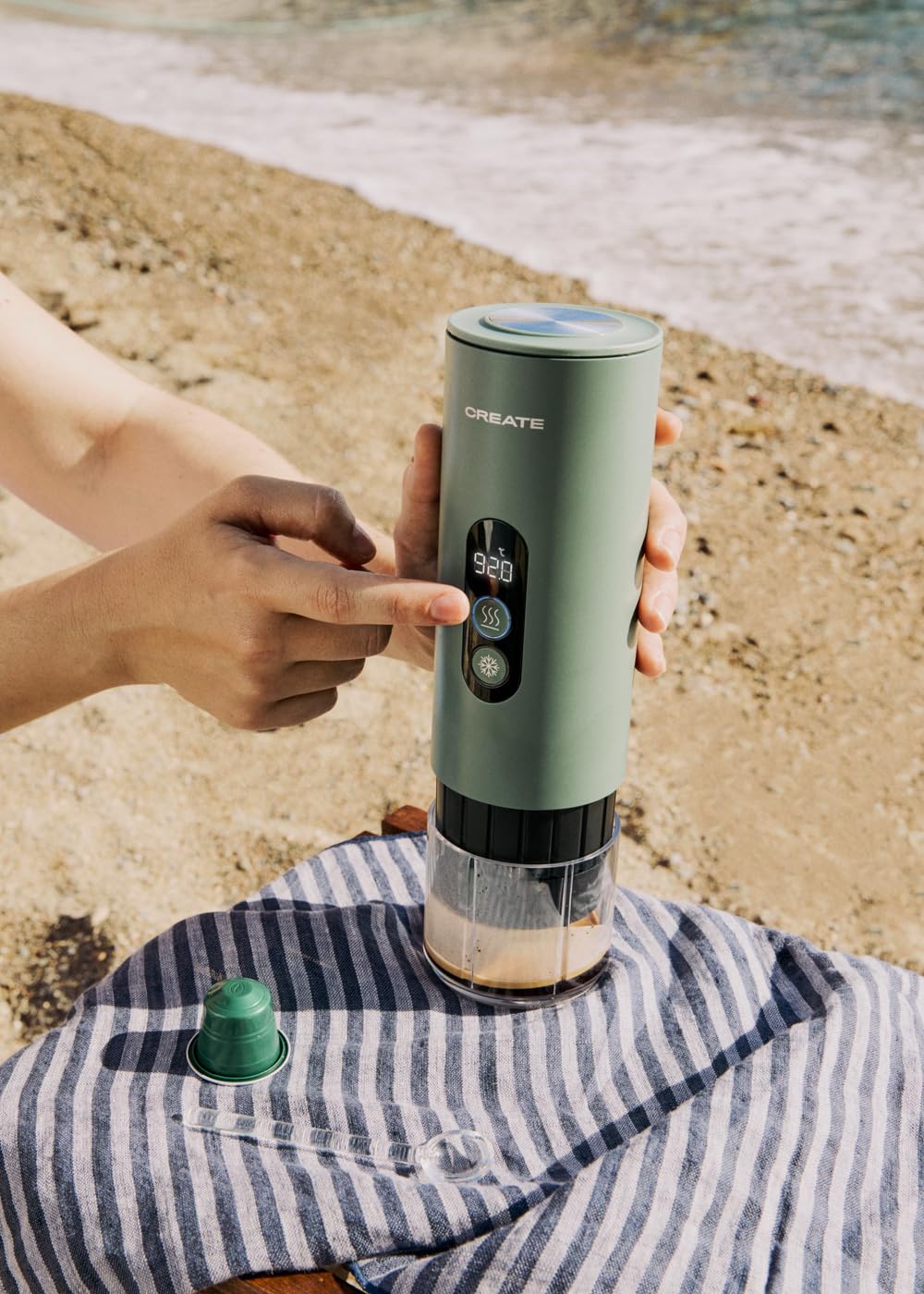 CREATE / THERA MOVE/Cafetera express portátil con funda de transporte para cápsulas y café molido verde sage/Preparación en frío y en caliente, 15 bar, capacidad de 80ml, 150W