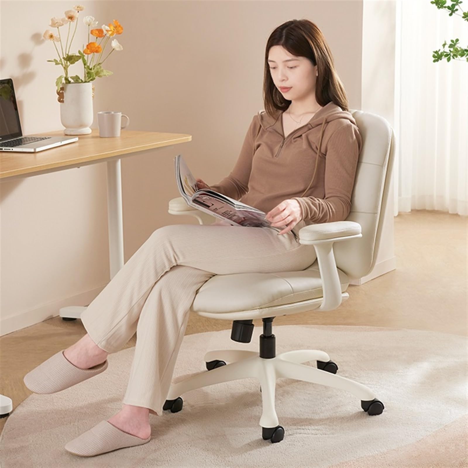 Ergonomiczne krzesło biurowe, ergonomiczne krzesło biurowe, ze średnim oparciem, krzesło do biura domowego z kółkami, obrotowe krzesło ze skóry PU dla oszczędności miejsca, beżowe C