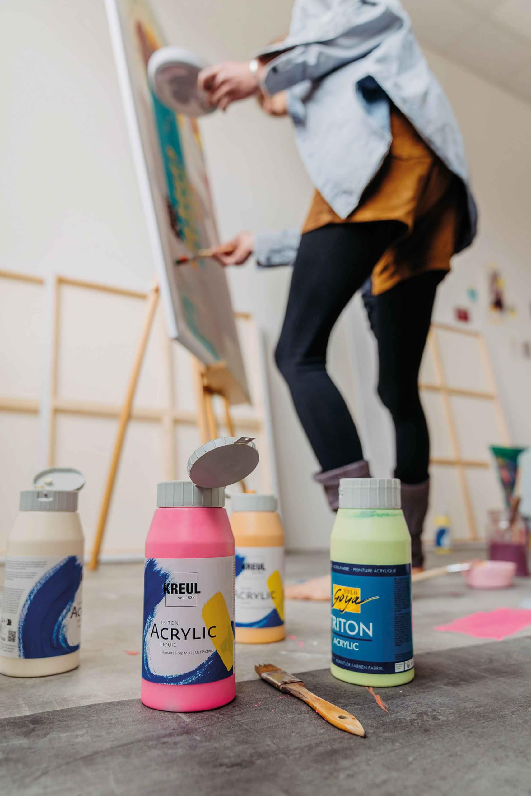 KREUL 17800 - Triton Acrylic Liquid im Powerpack, Set mit 8 x 750 ml Farbe, Hochwertige Künstler-Acrylfarben in Studienqualität mit leicht fließendem Charakter, in praktischer Tragebox