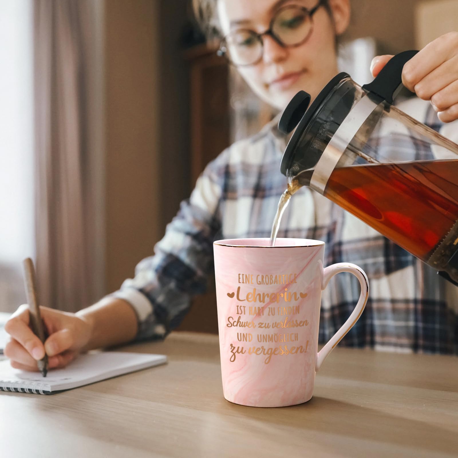 Joymaking Tasse Abschiedsgeschenk für Lehrerin - Eine großartige Lehrerin ist hart zu finden - Kaffeetasse zum Abschied Geschenk für Lieblingslehrerin zum Abschied, 400ml Rosa