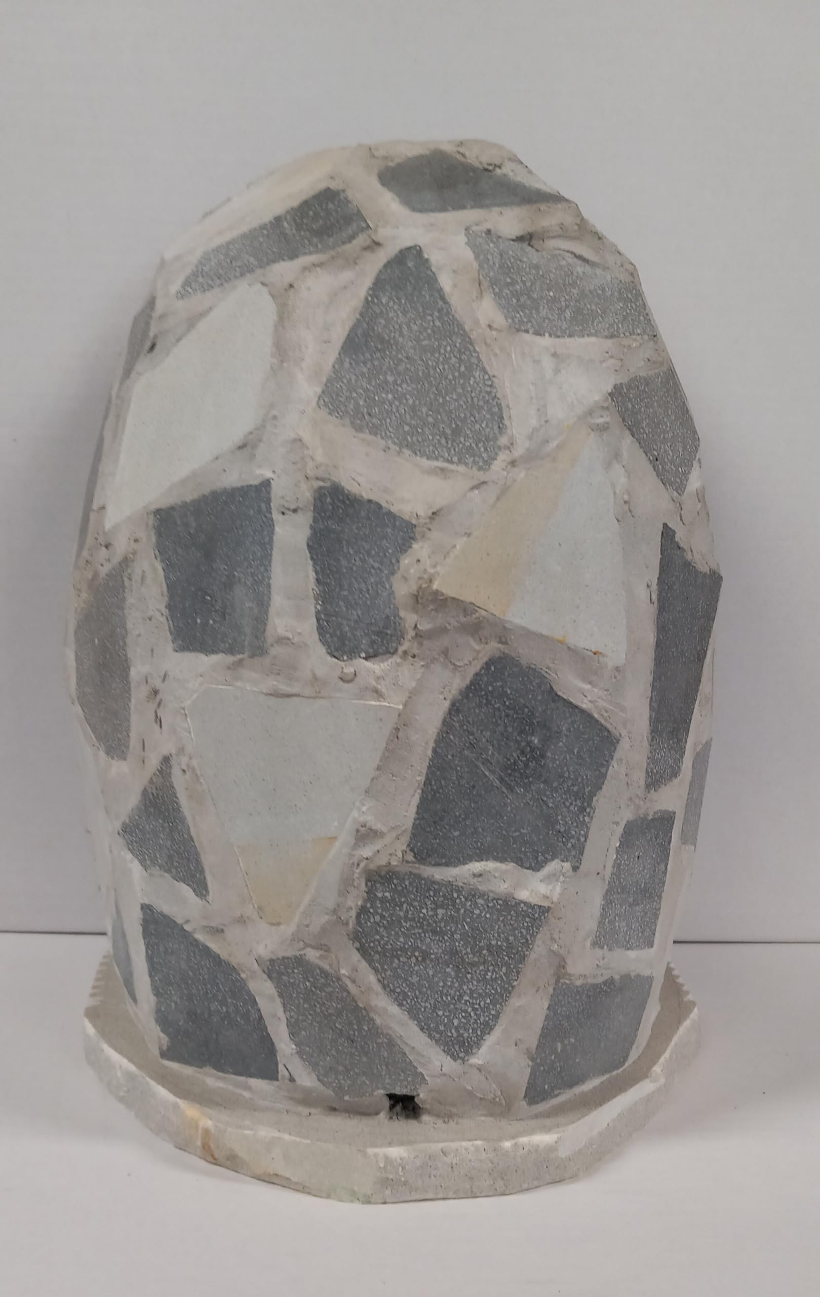 ArteSacraCaravaggio Grotta per statua artigianale in marmo grigio con inserti e base in pietra serena cm 37 x 27 realizzata interamente a mano di produzione artigianale italiana
