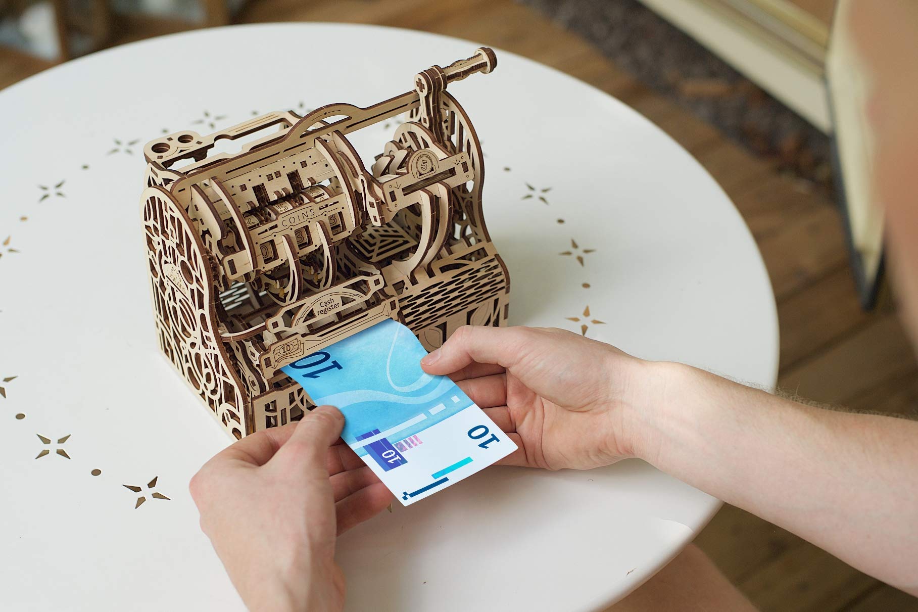 UGEARS Сonstruction Mecanique en Bois - Caisse Enregistreuse Puzzle 3D Adulte - Casse Tete Kit De Construction 3D - Kit Bricolage Mecanique en Bois 3D - Modele Mecanique de Maquette a Monter 70136