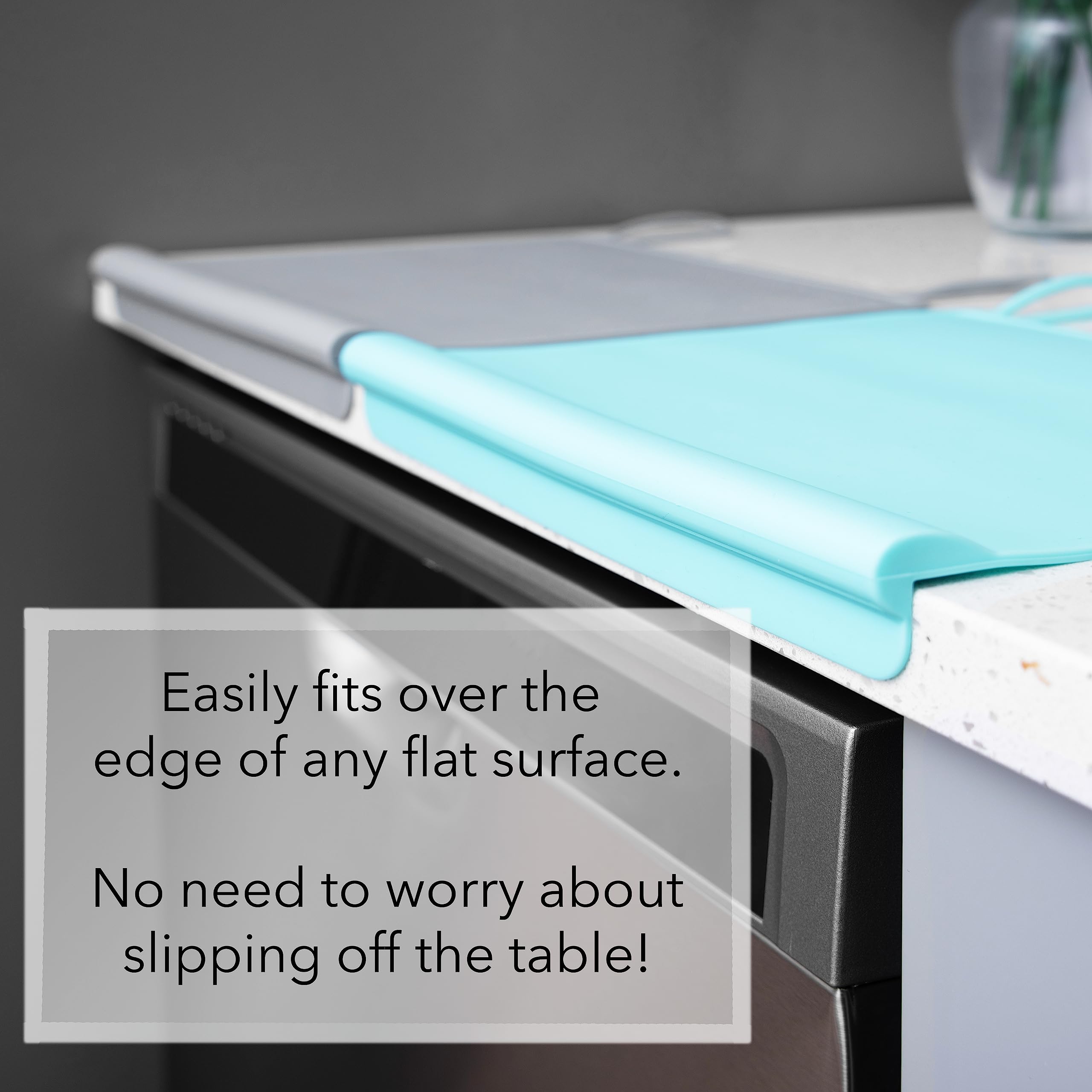 The Table Tyke Table Tyke Set de table XL en silicone pour bébé avec bord de dentition – Tapis de table imperméable pour les tout-petits, sans BPA, passe au lave-vaisselle (vert sauge)