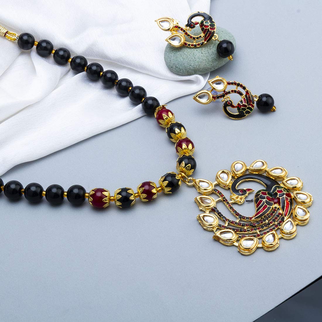 Elegant Jewellery Set: Earrings and Necklace
