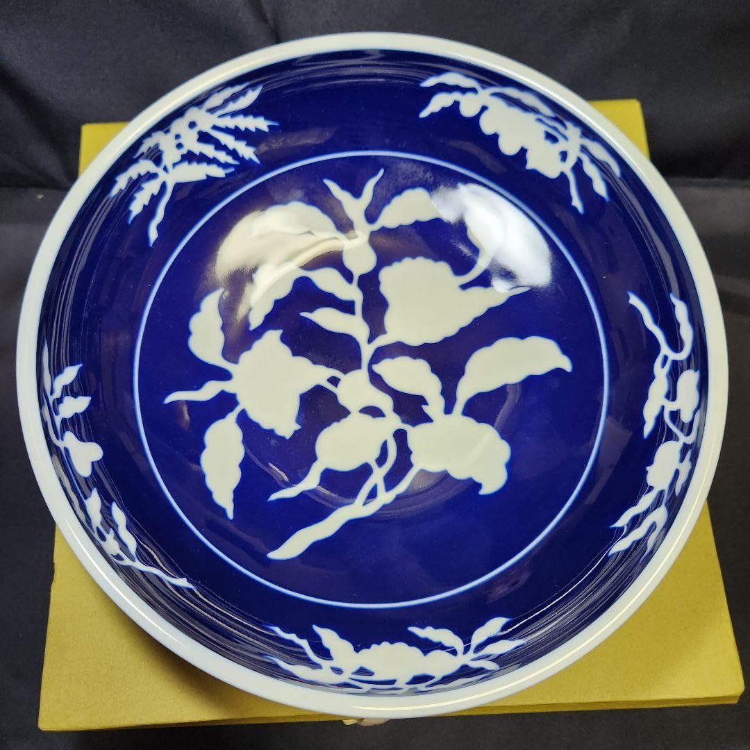 深川製磁草花折枝白抜紋盛鉢