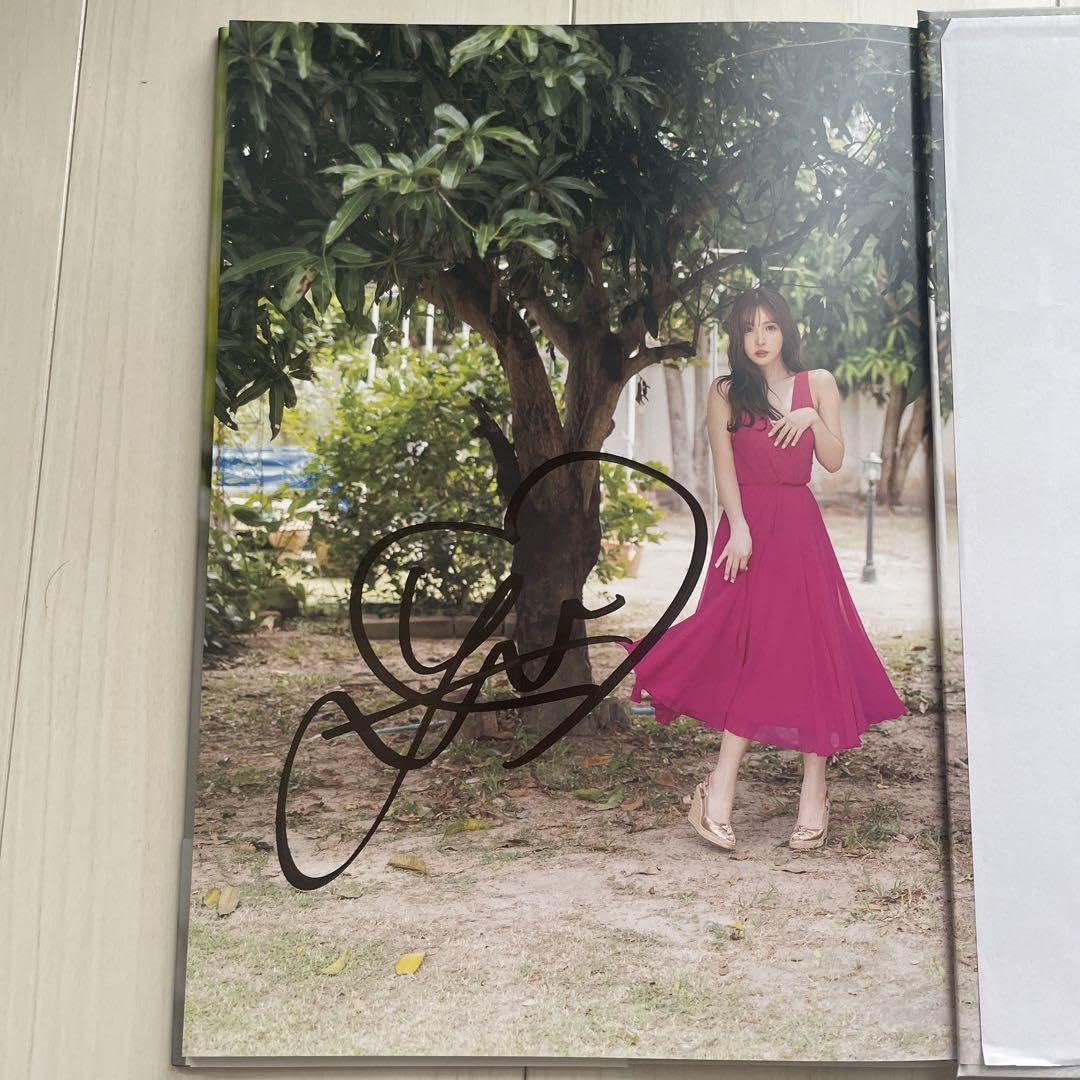 Amazon.co.jp: 三上悠亜 写真集『Last your』直筆サイン+生写真付き