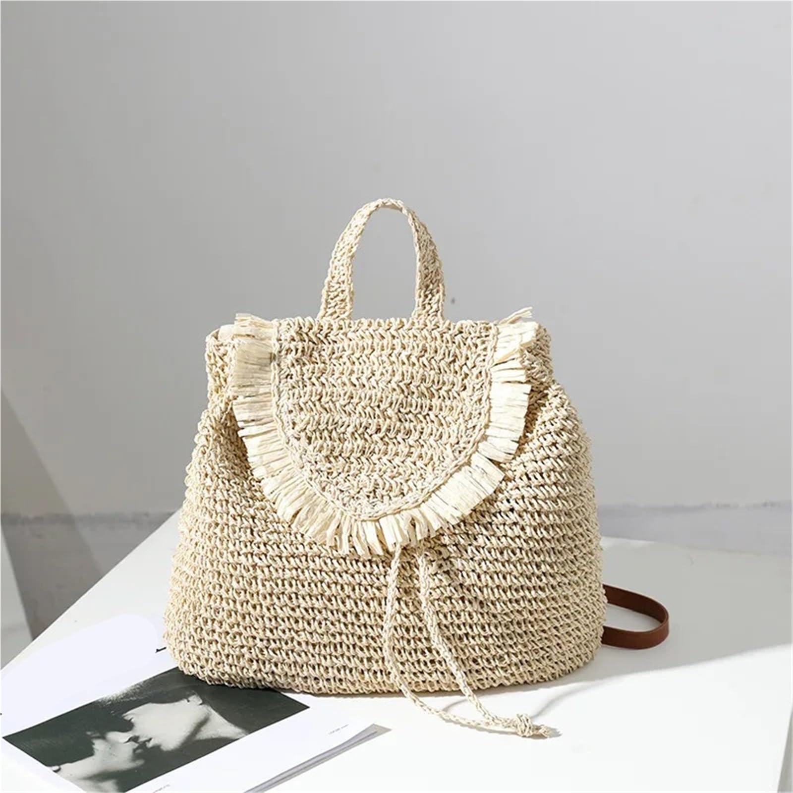 Zaino for il tempo libero con nappe intrecciate in paglia. Vacanza al mare