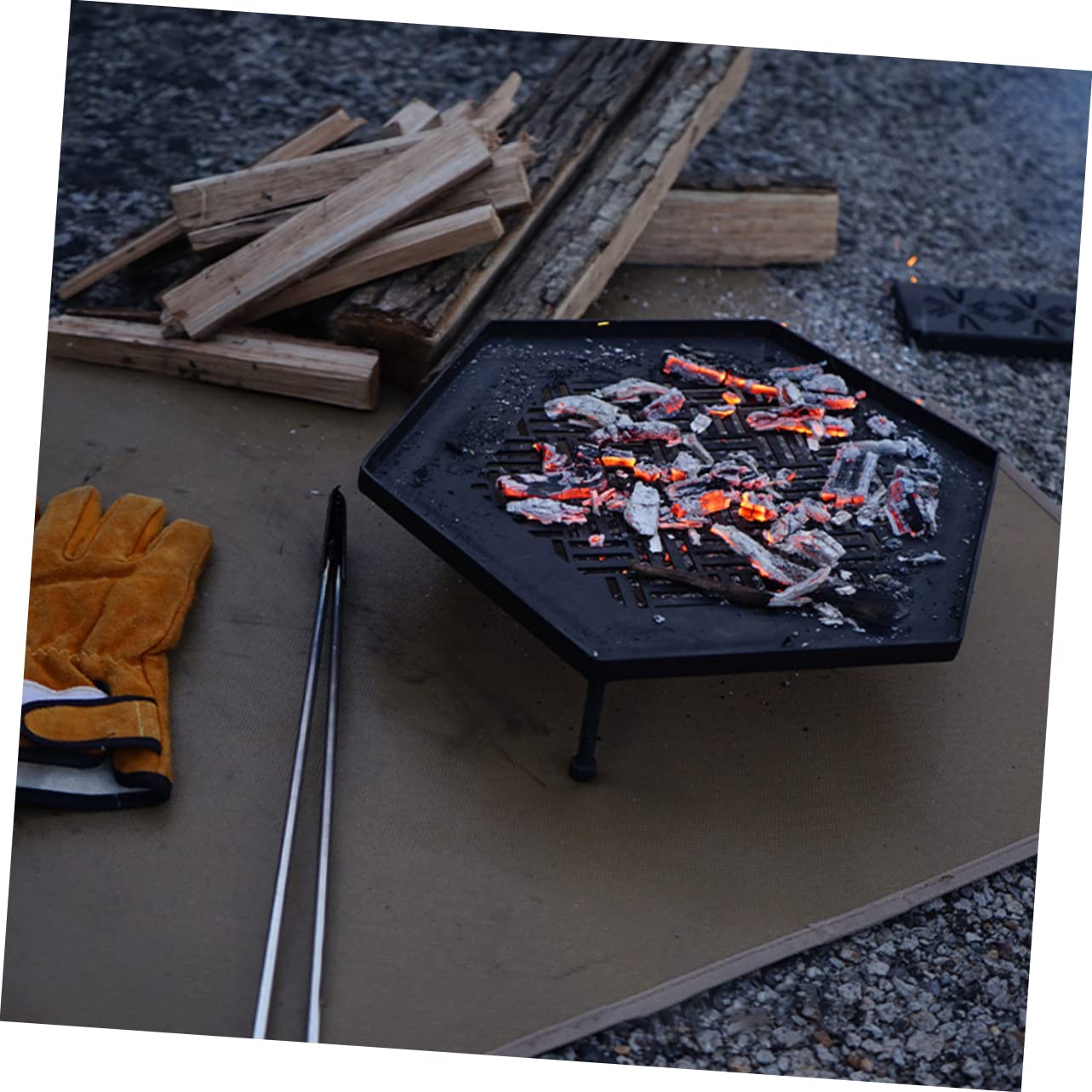 BESPORTBLE 1Set Outdoor Fireproof Blanket Portable Fire Resistant Mat for Camping High Temperature Protection Flexible Fiberglass Emergency Use Compact Storage for Grilling