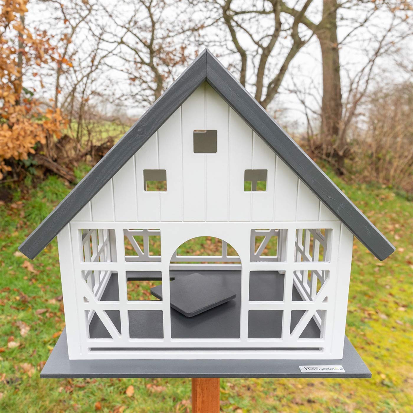 VOSS.garden Vogelhaus Belau weiß Fachwerk mit Metalldach Fachwerkstil mit Bodenluke Vogelfutterhaus Vogel Futterhaus Vögel ohne Ständer Garten Futterstation Vogelfutterstation
