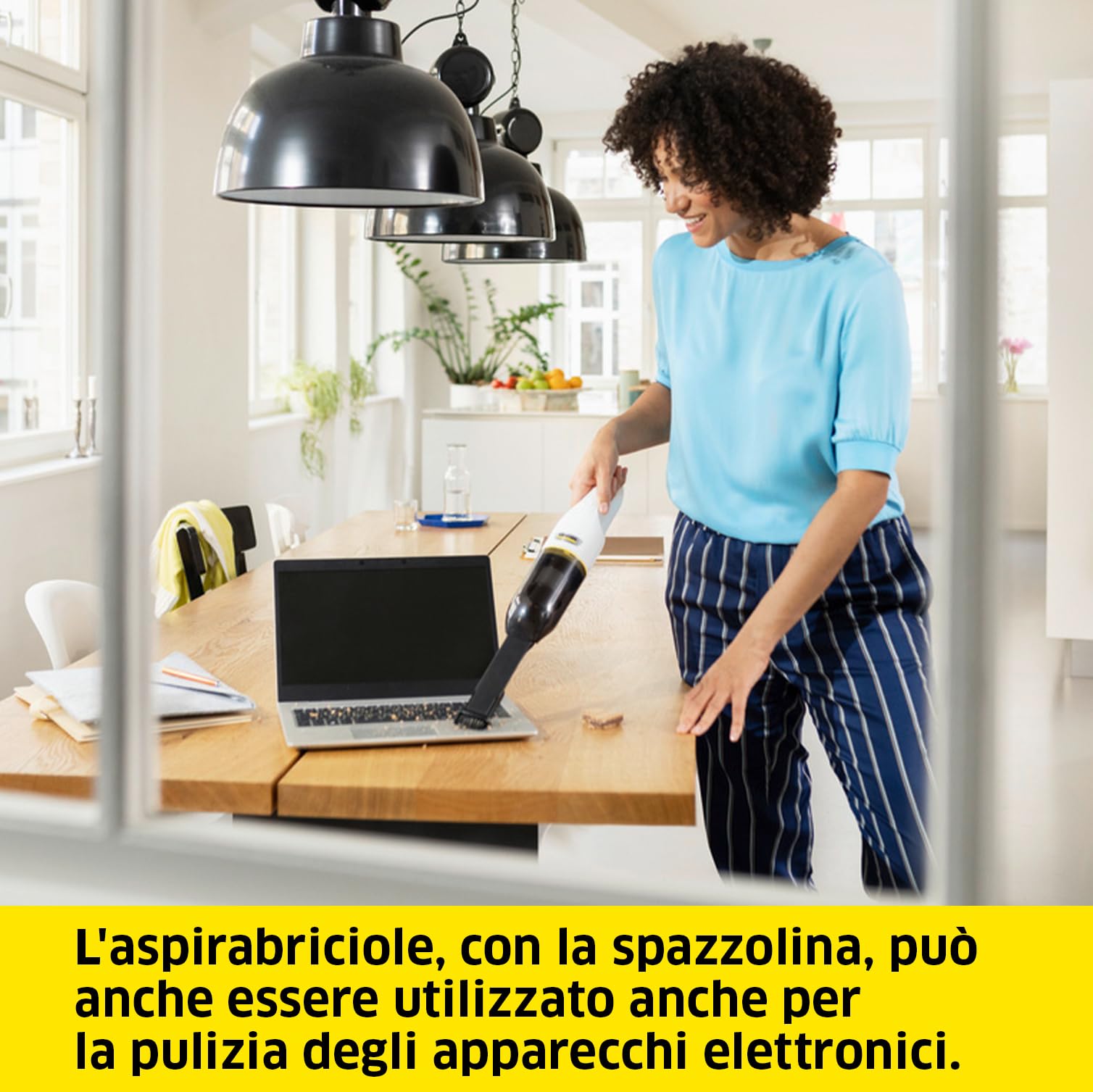KÄRCHER Aspirabriciole a Batteria CVH 3 Plus, Compatto per un uso rapido in casa e in macchina, Capienza: 0,15l, Peso: 0,6kg, Batteria da 7,2 V, con stazione di ricarica USB e ugello per fessure 2in1