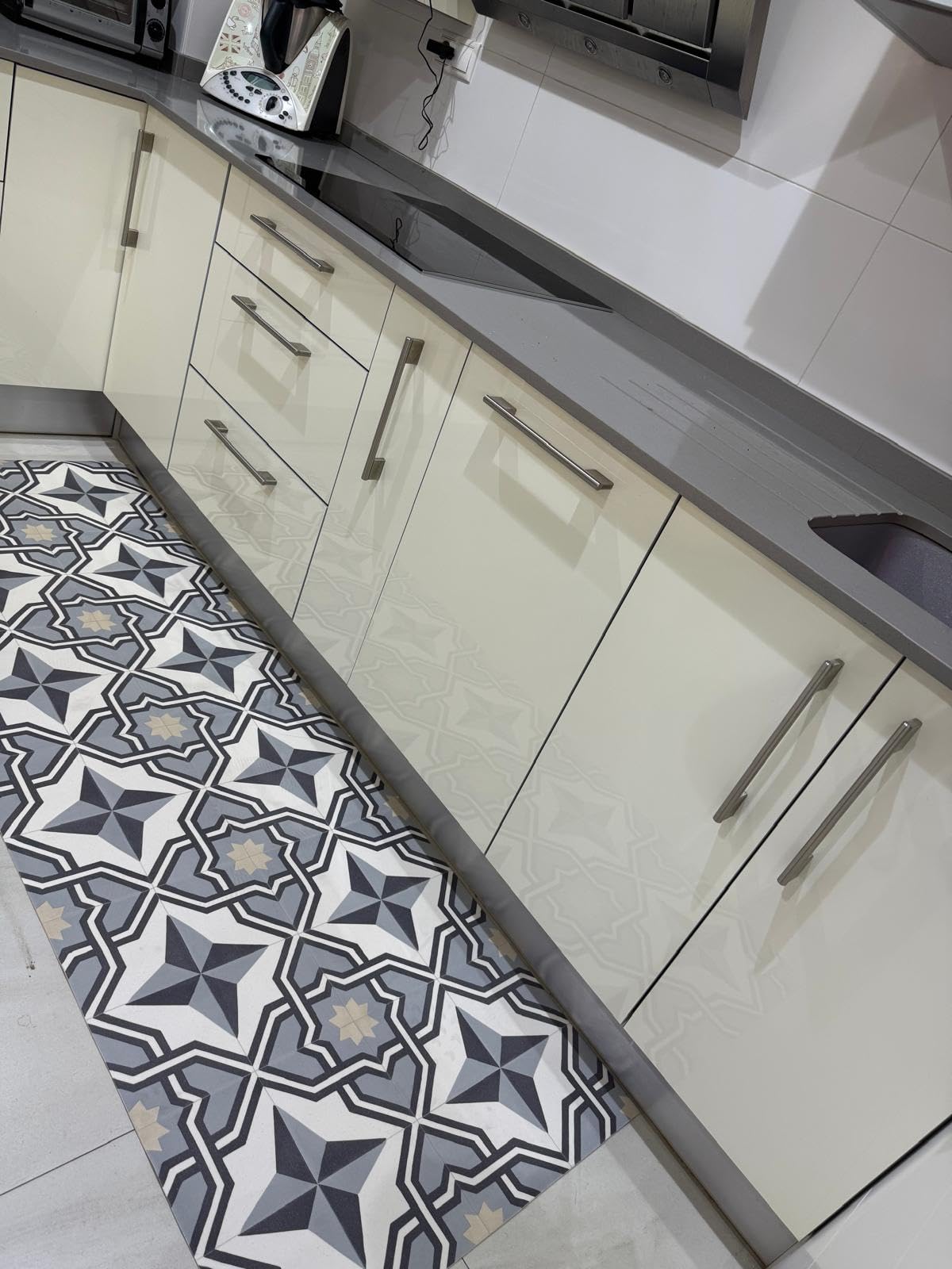 Alfombra Vinílica LUCI Cocina Terraza y Jardín Baldosa PVC 200x400 cm Gris | Resistente al agua, las manchas y el tráfico intenso | Superficie antideslizante | Se limpia con un paño húmedo