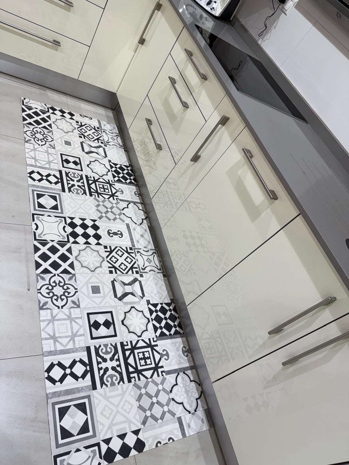 Tappeto Vinilico Vedra Cucina ed Esterno - Disegno Geometrico Piastrelle Grigio - Tappeto PVC Antiscivolo per Terrazza e Giardino - Resistente (65 x 300 cm)