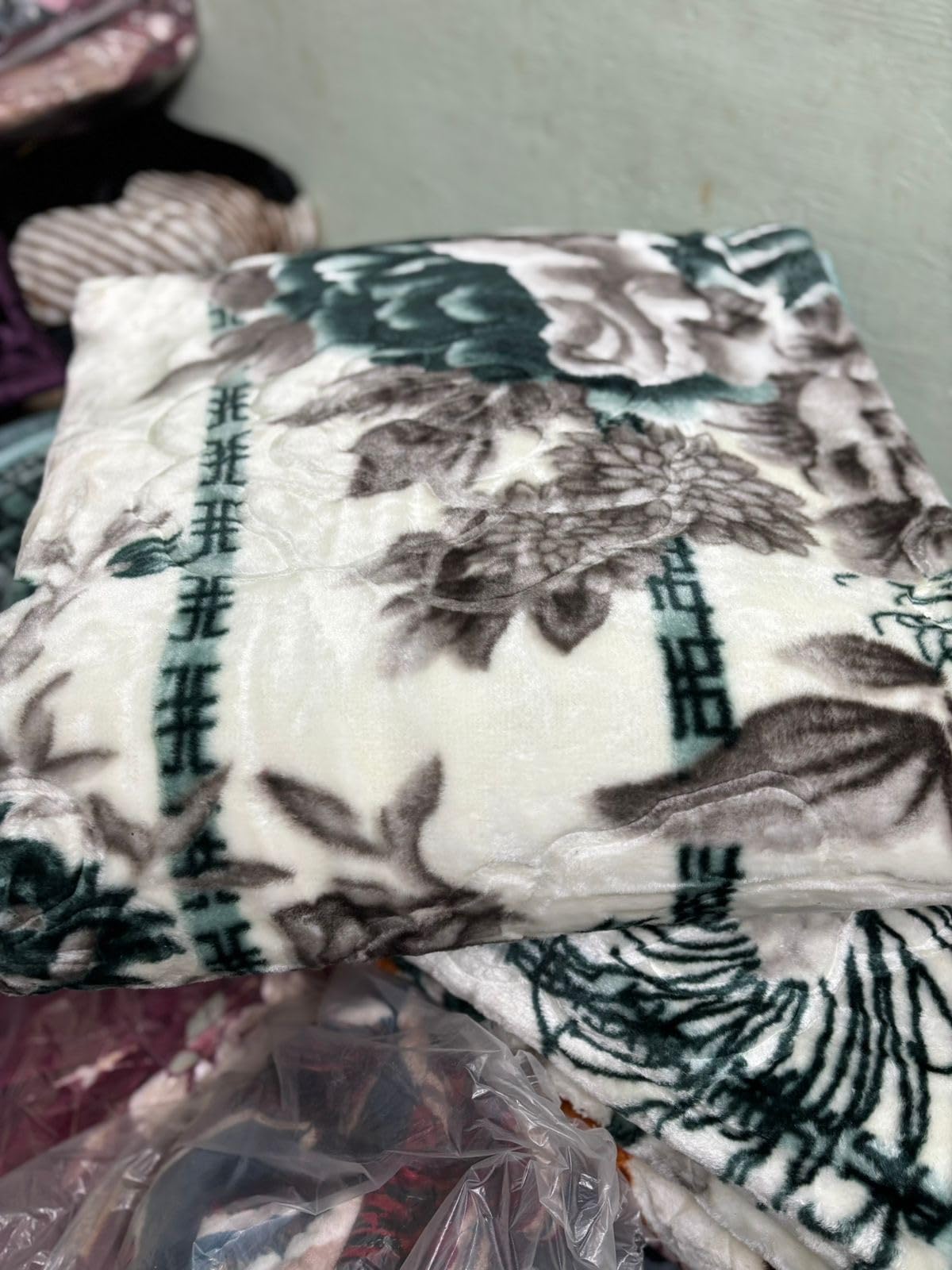 Soft Fleece Blanket with Floral Print Design, Multicolor Pattern, Plush Throw Blanket-image-21