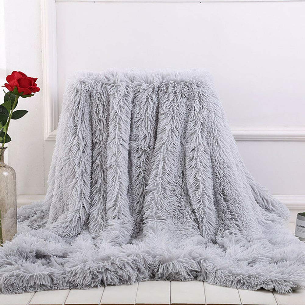 Couverture plaid shaggy gris pour des soirées cocooning au canapé