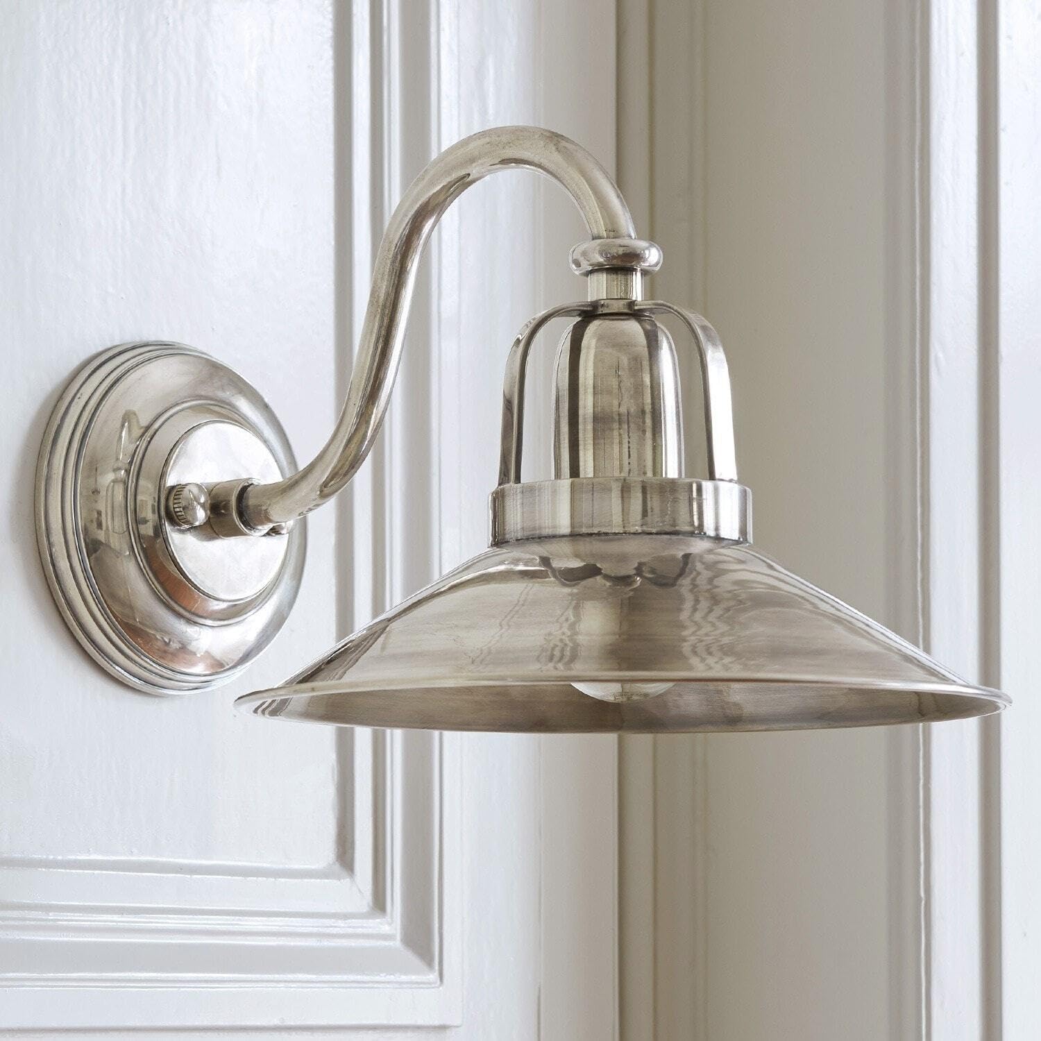 Loberon Wandlampe Timeon, antiksilber | klassisches Hoflampen-Design, Wandleuchte mit rustikalem Charakter, Vintage-Charme, Wohndeko, Messing