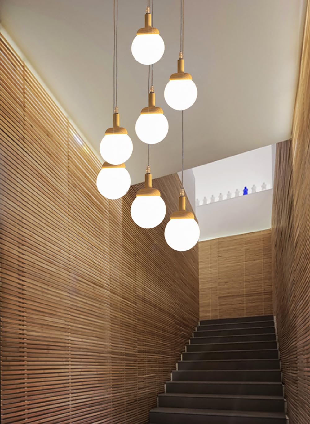 Lustre escalier moderne beige à 7 lumières pour grand duplex