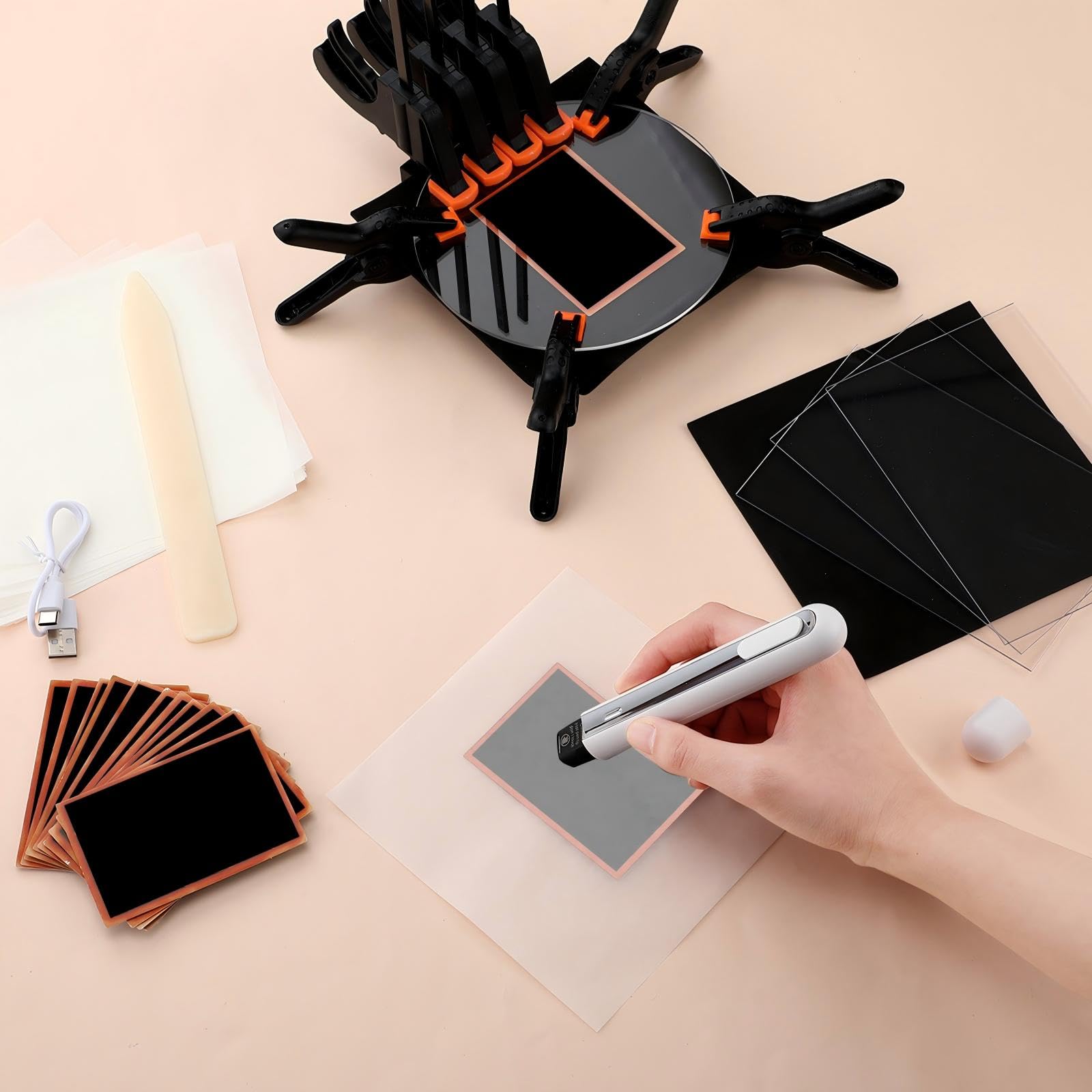Grinsvalley Il kit per la pulizia delle carte sportive include 1 scatola idratante, 2 fogli acrilici, 8 morsetti in plastica, 5 tamponi, 1 cartella per ossa, 1 penna termica, 10 fogli di PC, 25 carta