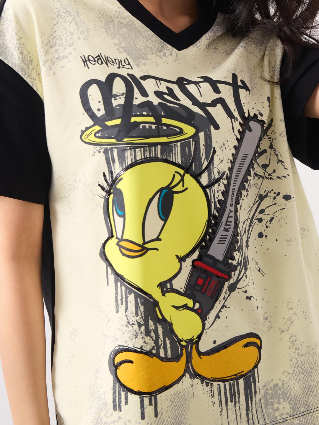 The Souled Store Looney Tunes: Heavenly Misfit - Camiseta de manga corta con cuello en V y estampado gráfico amarillo para mujeres y niñas