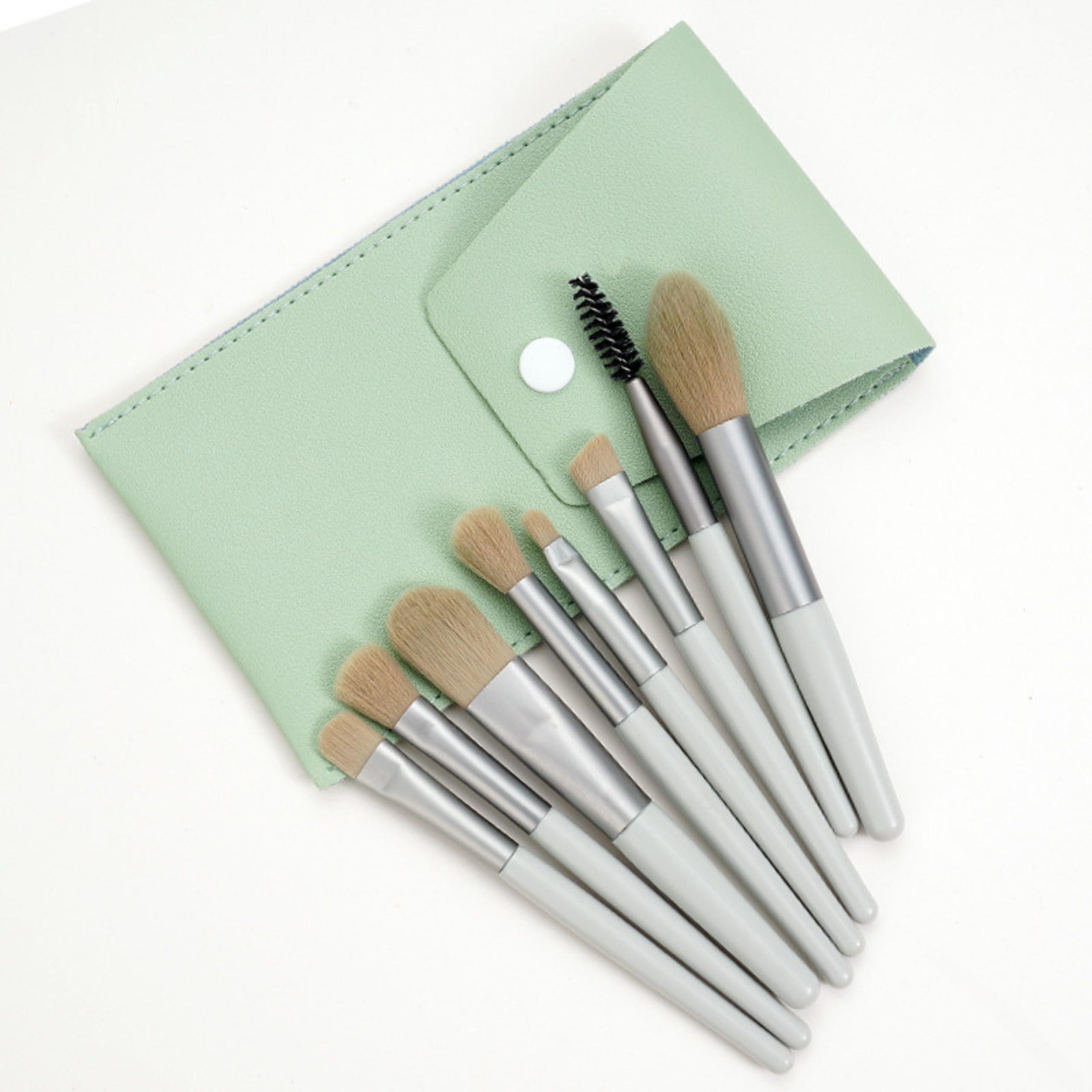 VELVET Set de Brochas de Maquillaje de Viaje - 8 Pinceles Profesionales con Estuche de Cuero, Brochas Sintéticas para Base, Colorete, Sombra de Ojos, Cejas, Rubor, Labios y Rímel (Verde Pálido)