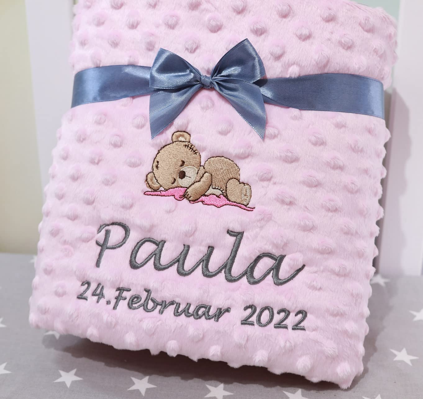 Personalisierte Babydecke mit Namen – Hellrosa Plüsch & graue Baumwolle mit weißen Sternen – Bestickt, Warm & Wintergeeignet, 75x100 cm – Geschenk zur Geburt & Taufe (Hellrosa - Sternen, 75 x 100 cm)