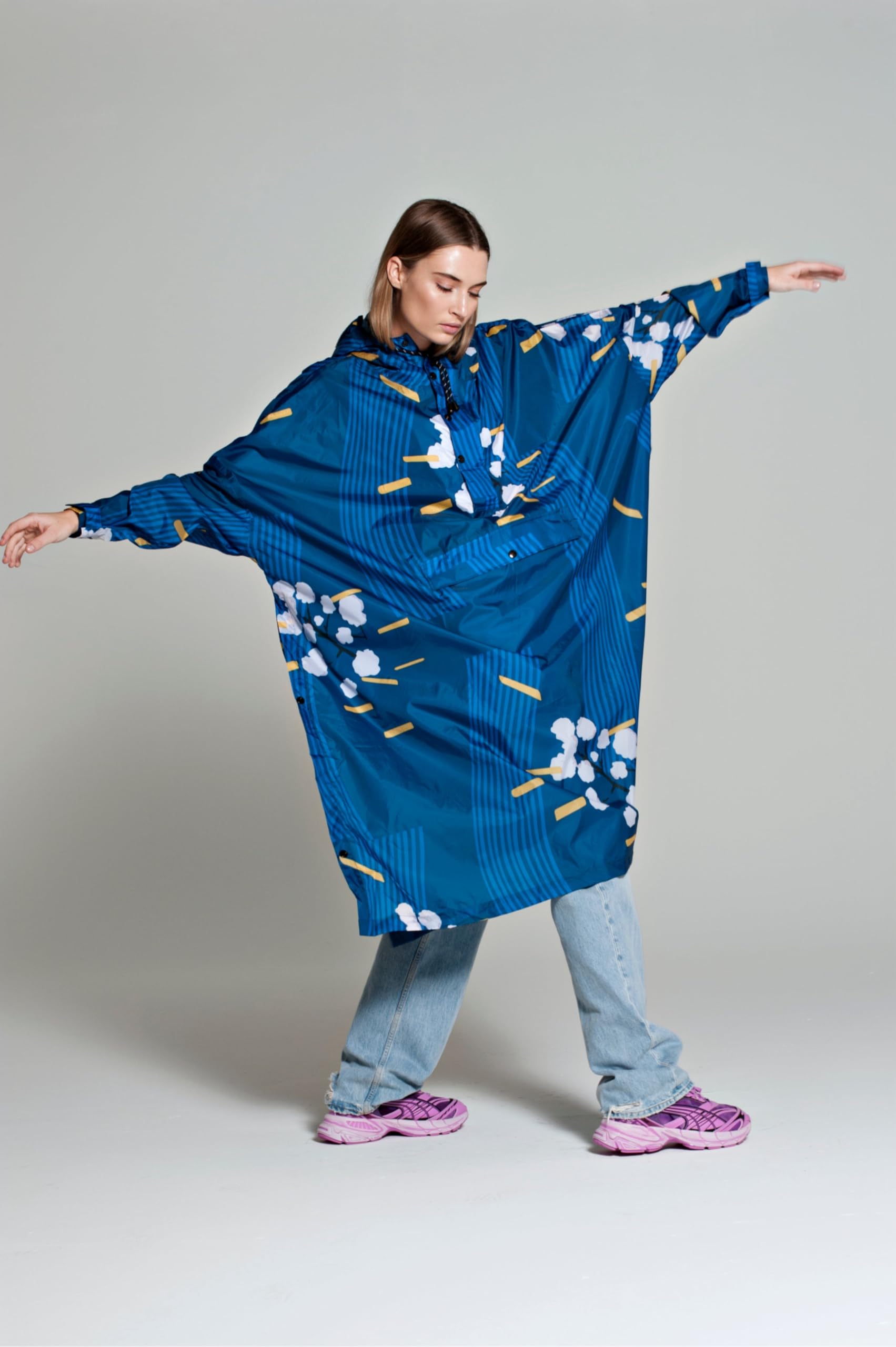 Rainkiss Regenponcho Erwachsene – Wasserdicht & Atmungsaktiv – Einheitsgröße – 100% recyceltes Polyester – PFAS-frei – Japanese/Floral Design – Blau