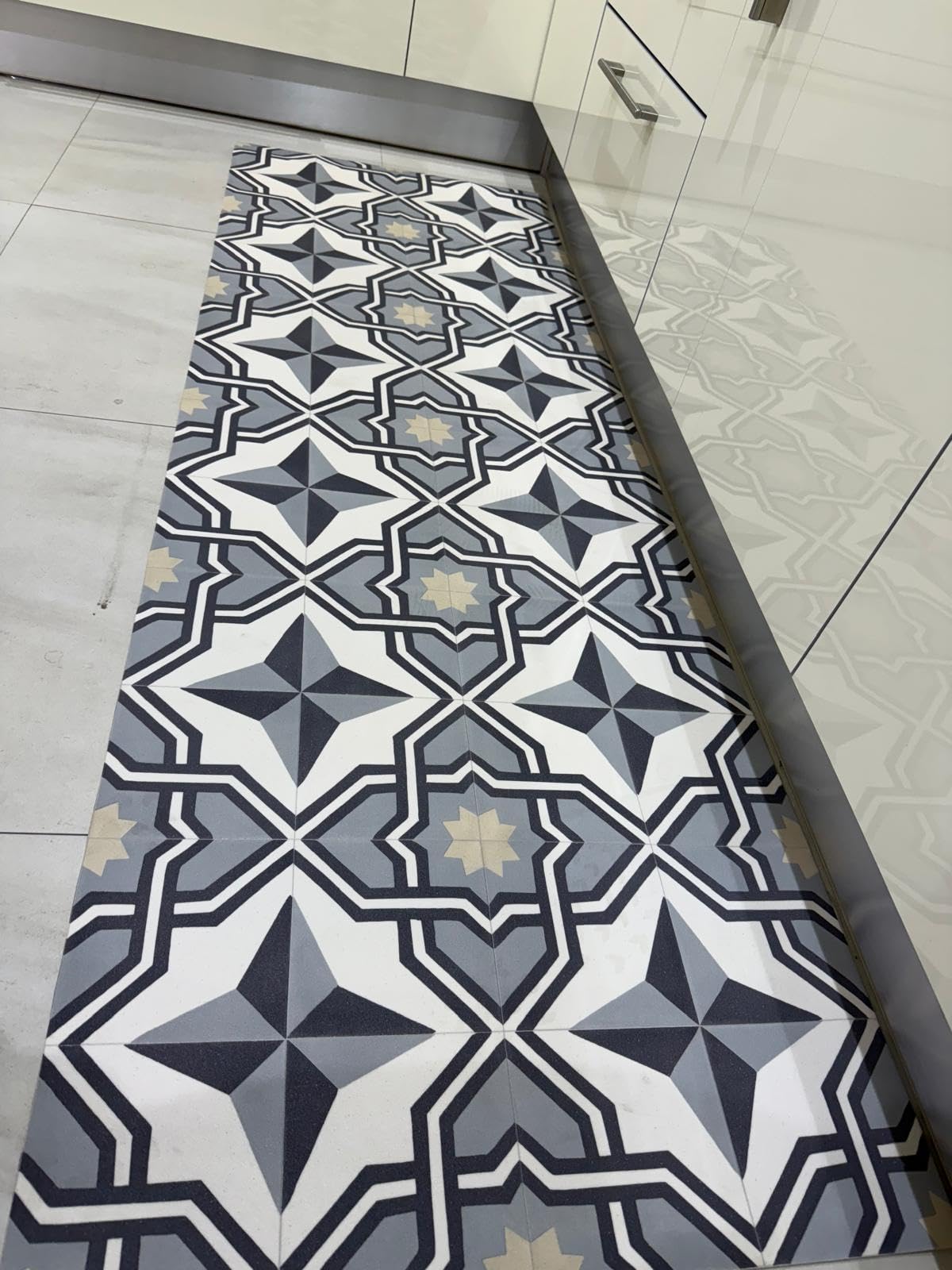 Alfombra Vinílica LUCI Cocina Terraza y Jardín Baldosa PVC 200x400 cm Gris | Resistente al agua, las manchas y el tráfico intenso | Superficie antideslizante | Se limpia con un paño húmedo