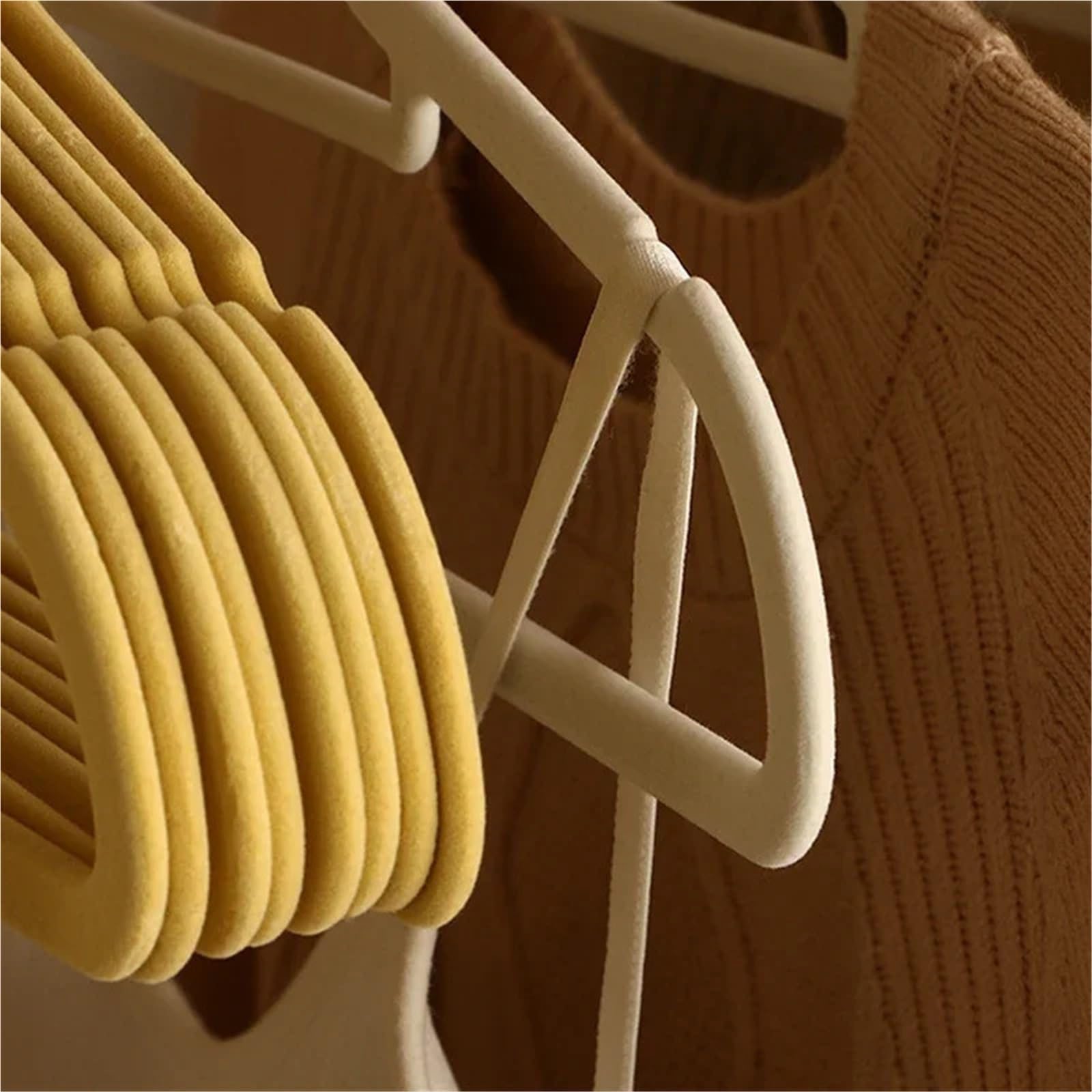 Rutschfeste Samt-Kleiderbügel für Erwachsene und Kinder, platzsparender Schrank, spurloses Design, ideal für Kleidung, Kleider und Mäntel, Weiß, 10 Stück