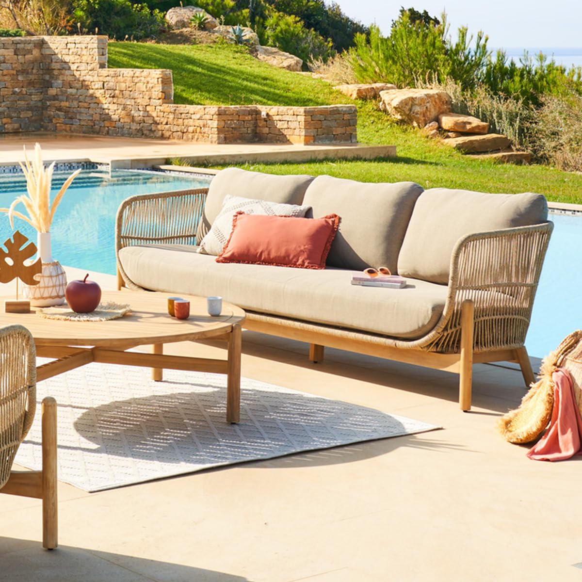 Hespéride - Divano da Giardino Deona Color Tortora e Acacia - 3 posti - Cuscini sfoderabili e idrorepellenti - Arredamento per Giardino, terrazzo e Balcone