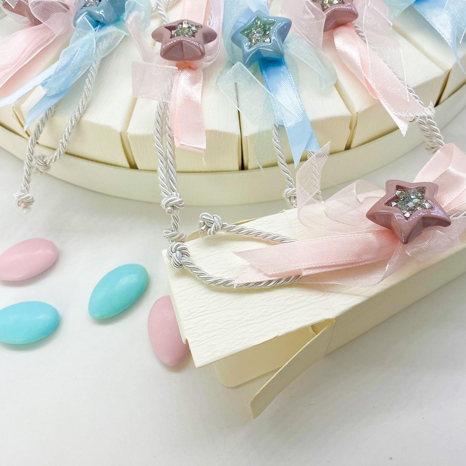Doni Bomboniere Alzata in Cartone Bianco con sacchettini portaconfetti in 2 Colori, celesti e Rosa, con Applicazione Stella in Resina. Bomboniera per Nascita, Battesimo per Gemelli (MF - 18 pz)