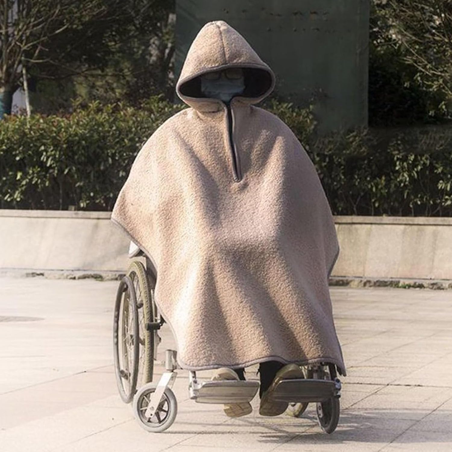 Koc na wózek inwalidzki, koc na wózek inwalidzki, zimowy, gruby, ciepły pokrowiec, wiatroszczelna peleryna ponczo z kapturem, polarowa podszewka termiczna podróżna(Light Brown)
