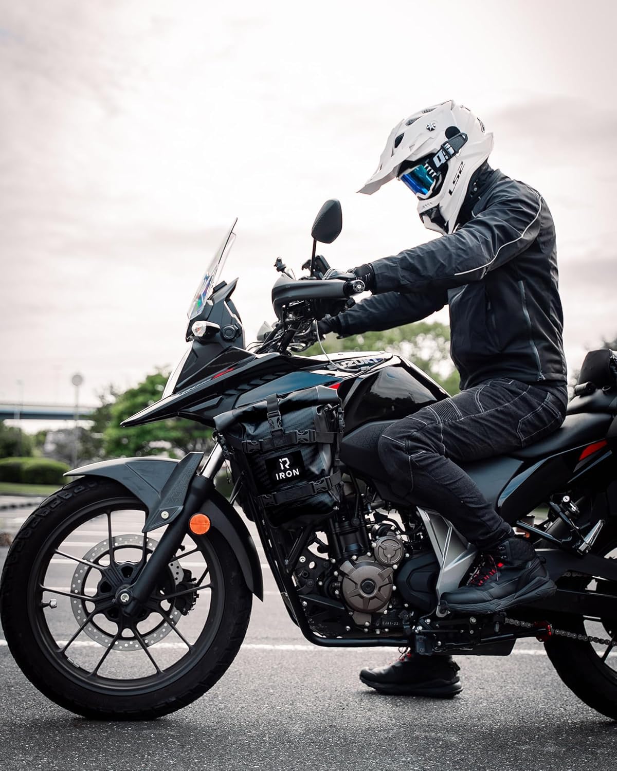 RIDEIRON Alforjas para Crash Bar Moto – 2×5L Impermeables, Bolsas Laterales Universales, Montaje Rápido, PVC 500D, para Aventureros y Viajeros Urbanos (Fibra de Carbono)