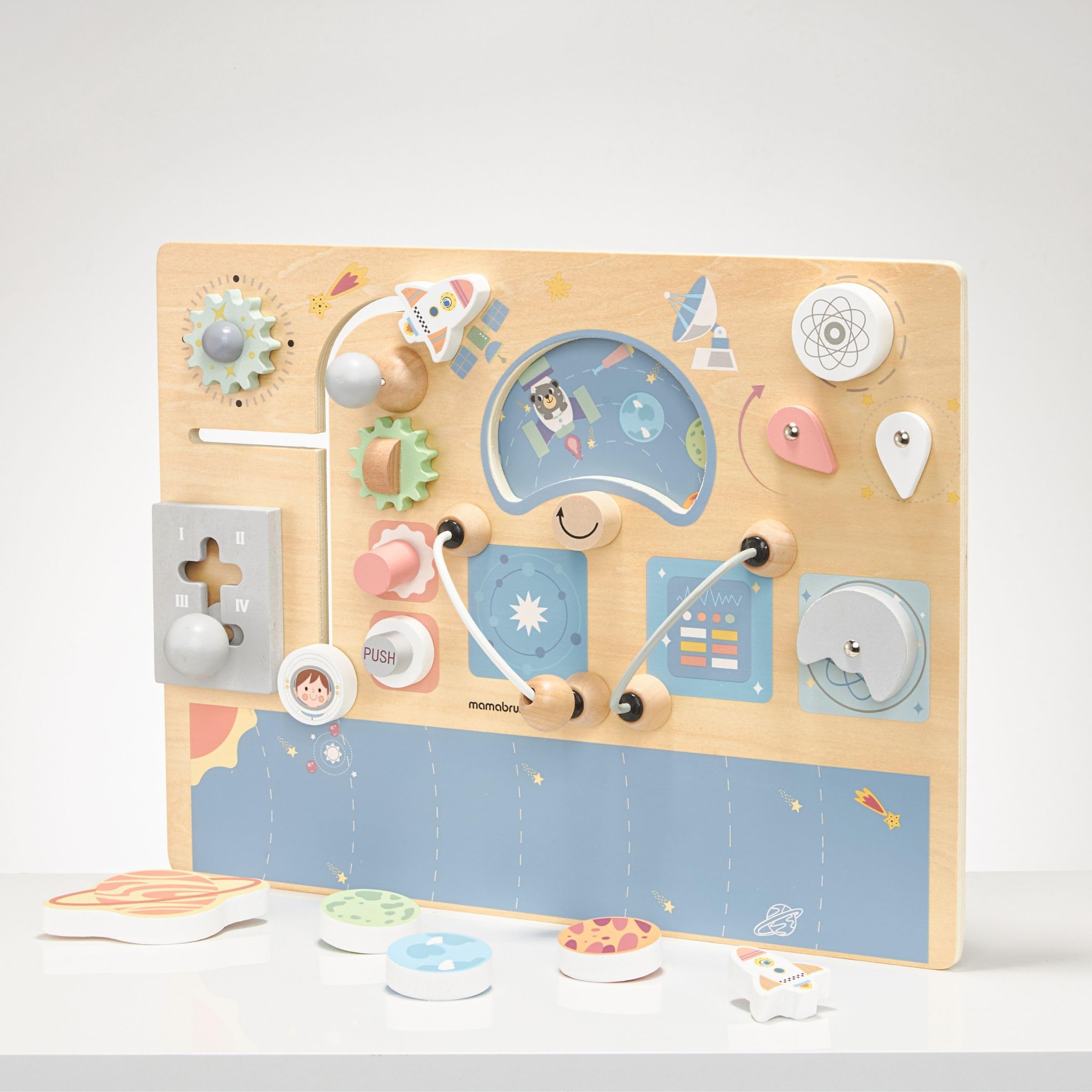 mamabrum Busy Board - Pannello Sensoriale Bambini Montessori in MDF 40 x 30 x 4 cm - Tema Spazio con Ruote, Pulsanti e Labirinto - Giocattolo Educativo per Bambini 18+ Mesi