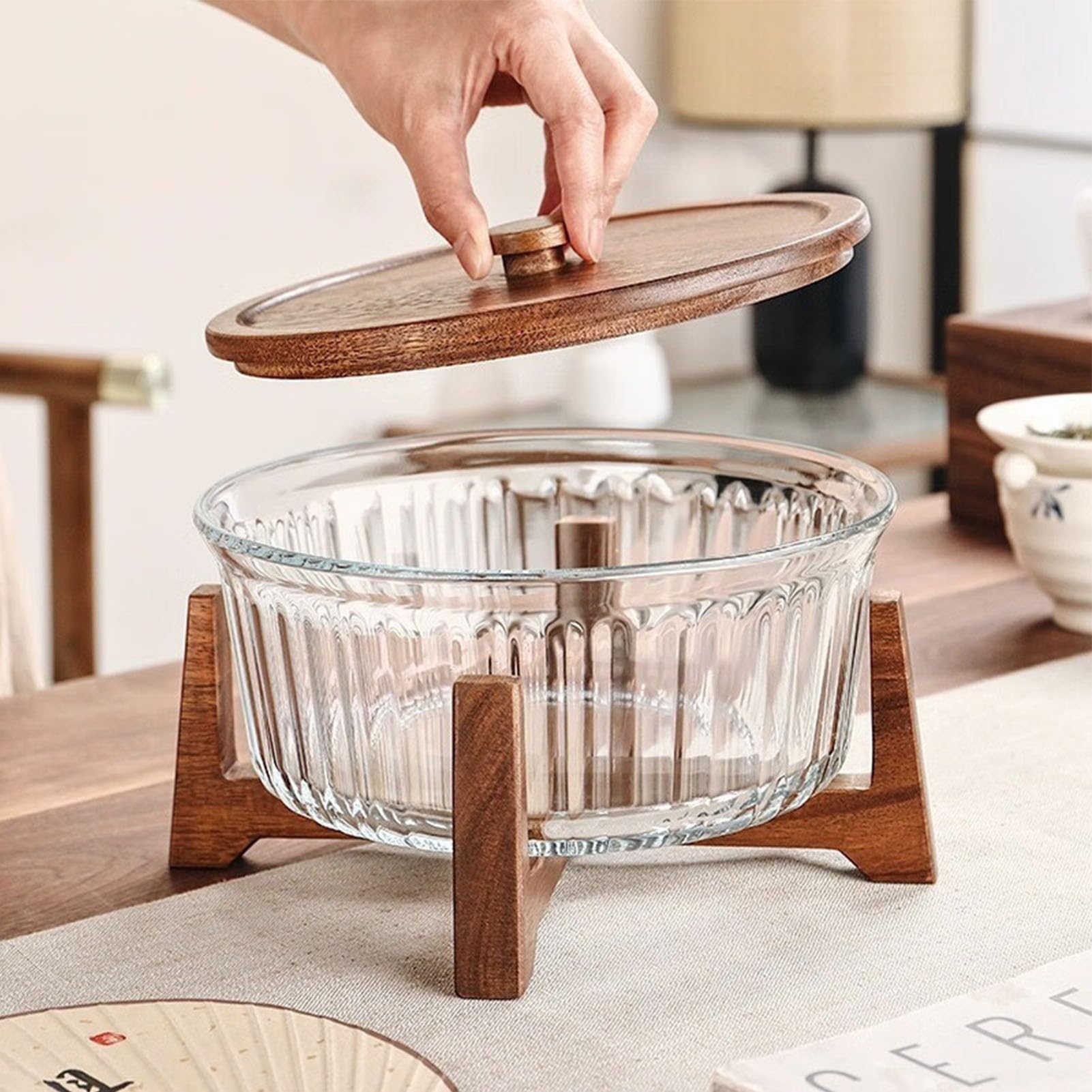 Bol de Cristal con Tapa y Soporte de Madera - 22 cm de diámetro, Cristal Transparente Acanalado para Frutas, ensaladas y decoración Moderna de Cocina