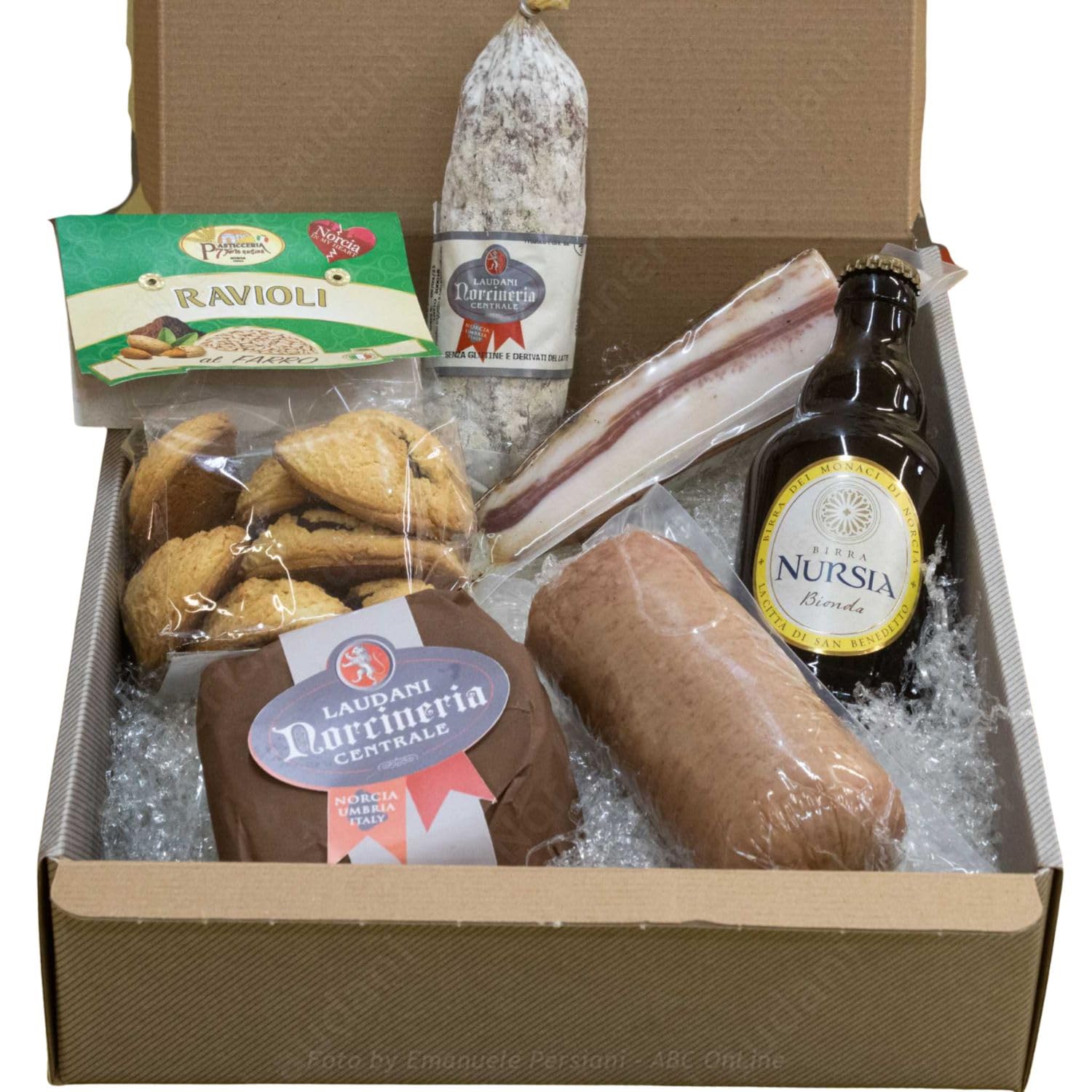 Cesto Regalo Fantasia Mini di Norcia | Salame di Cinghiale, Guanciale Stagionato, Salame Spalmabile, Formaggio Pecorino al Tartufo, Biscotti Artigianali, Birra Nursia | 100% Prodotti Italiani