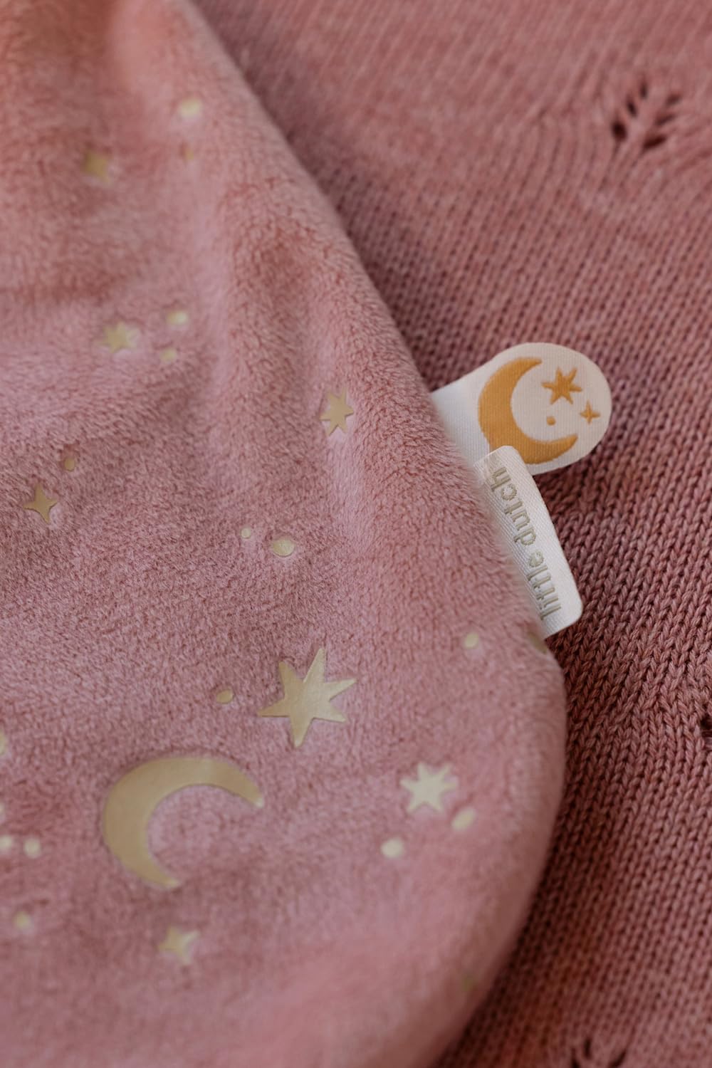 Little Dutch Muñeca de tela rosa – Juego de muñecas – con chupete magnético – Incluye saco de dormir y antifaz para dormir – para niñas a partir de 12 meses