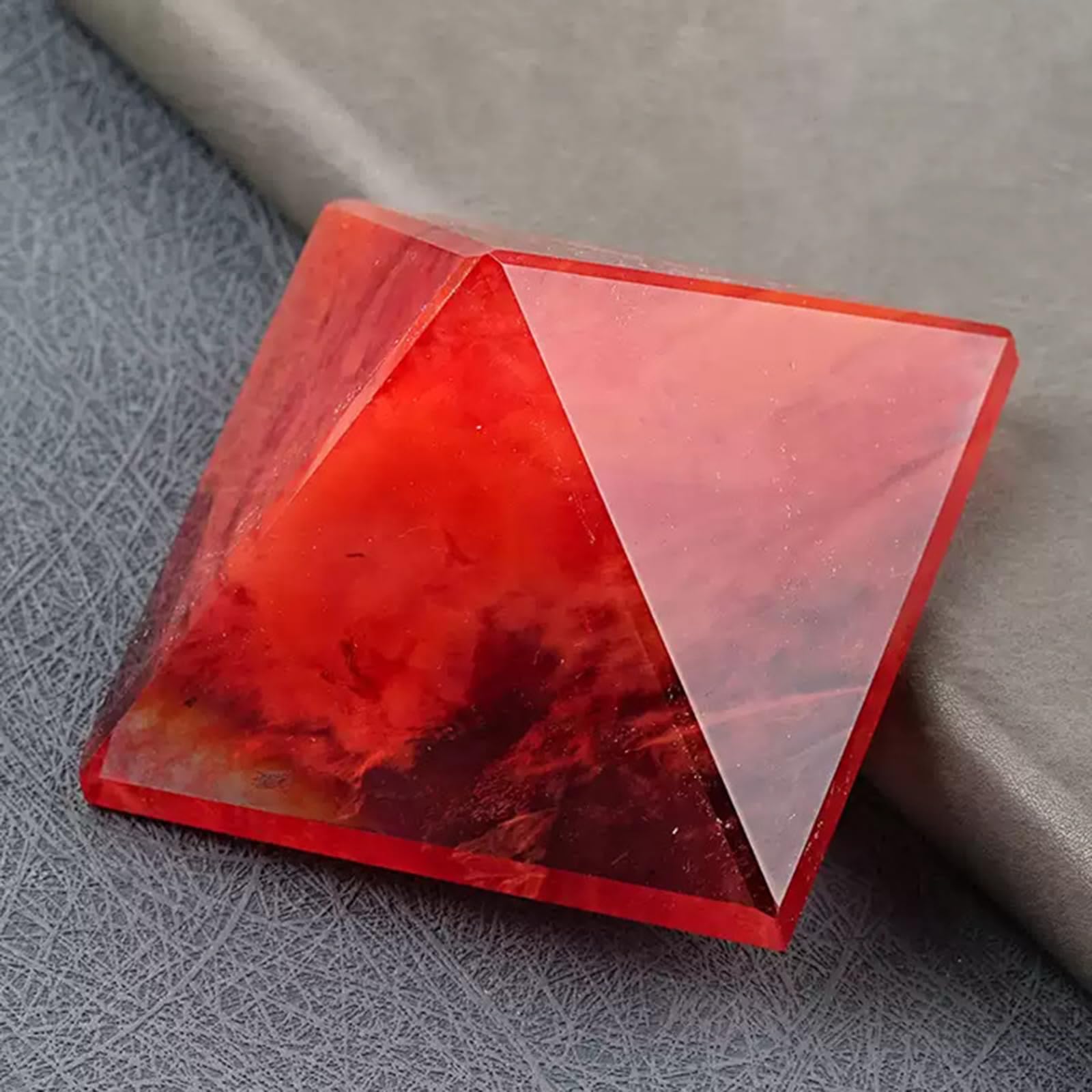 Piramide di cristallo di quarzo rosso fuso, scultura energetica in pietra | Generatore di energia, statuetta in pietra grezza di cristallo curativo, decorazione l'home office, realizzata a mano
