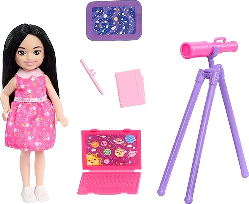 Barbie Chelsea Can Be Astronomer, muñeca pequeña morena con 5 accesorios temáticos científicos, incluyendo un telescopio