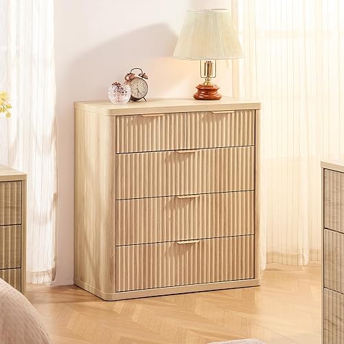 Miniatura 4 de LEYAOYAO Cómoda acanalada con 5 cajones para dormitorio, cómoda moderna de 34 pulgadas de alto con mango de metal, diseño de perfil curvo, Natural