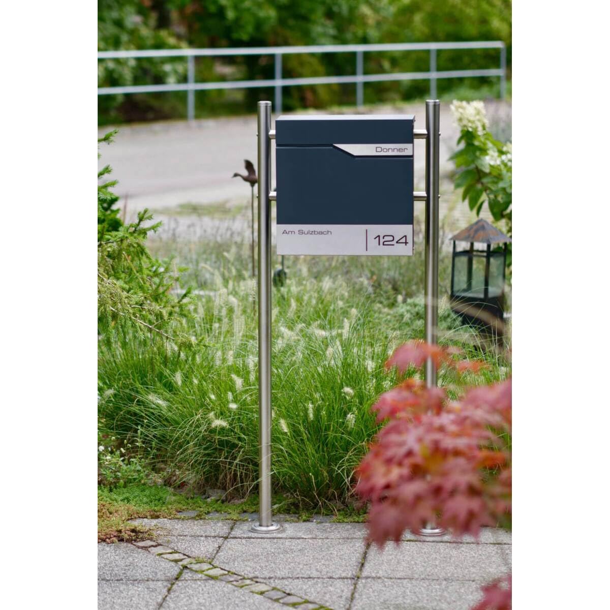 Metzler Boîte aux Lettres sur Pied Anthracite avec Compartiment journaux – Plaque Nominative INOX personnalisée – Design Moderne, Acier thermolaqué étanche et résistant | Siebert