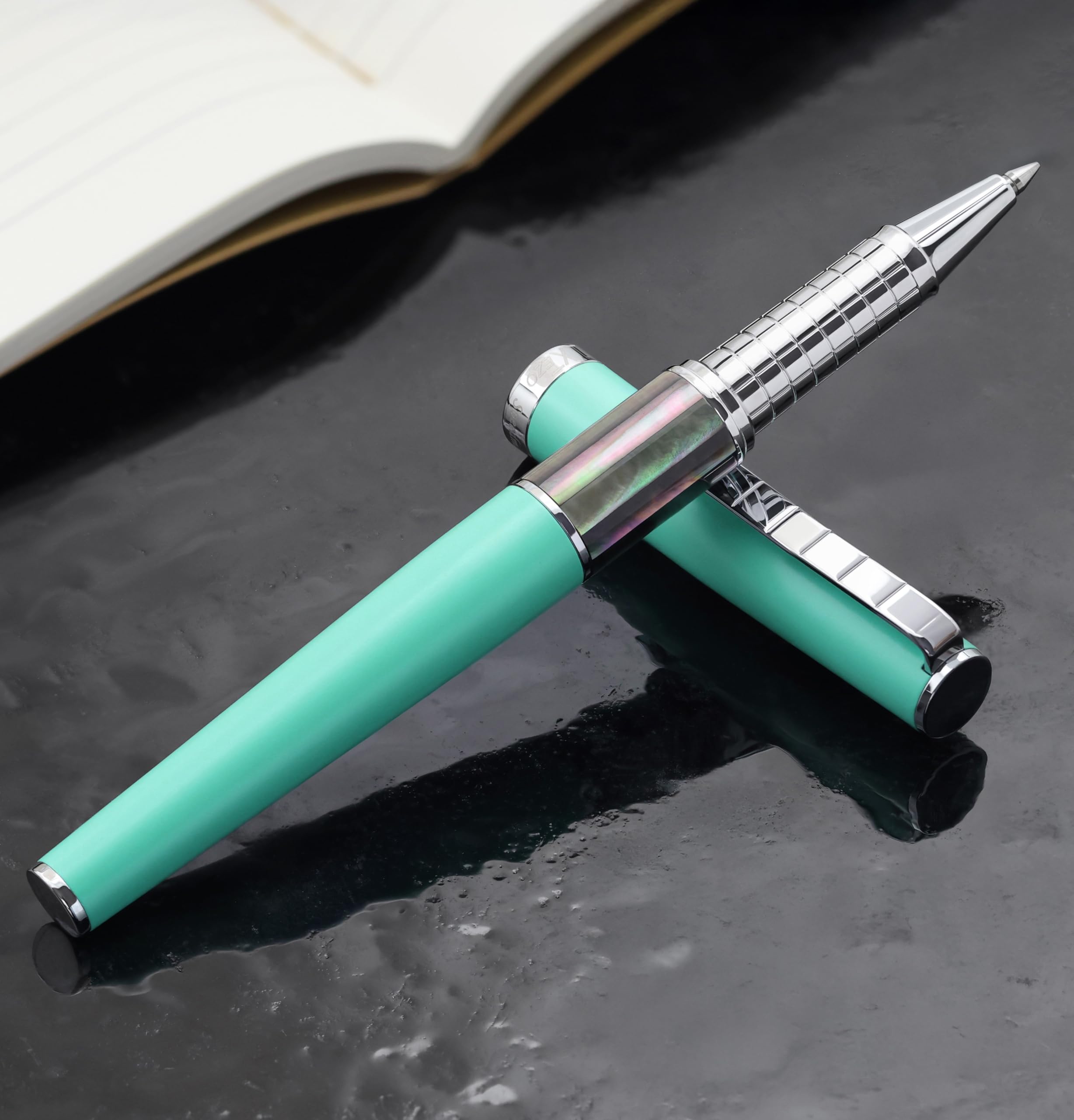 Xezo Speed Master Fein Rollerball Stift. Matt Aqua Grün mit Tahitianischer Schwarzer Perlmutter. Verchromt. Leichter Messingkörper. Keiner gleicht dem Anderen